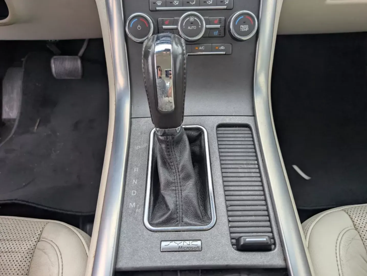 2010 Lincoln MKS (1LNHL9DR0AG) with an Other engine, located at 1430 Gateway Drive, Opelika, AL, 36801, (334) 239-0944, 32.637871, -85.409790 - **Elevate Your Daily Drive: Discover the 2010 Lincoln MKS at Gils Auto in Phenix City!**<br /> <br /> Are you on the hunt for a stylish and comfortable sedan that seamlessly fits into your busy lifestyle? Look no further than the 2010 Lincoln MKS, now available at Gils Auto, your trusted Buy Here Pa - Photo#13