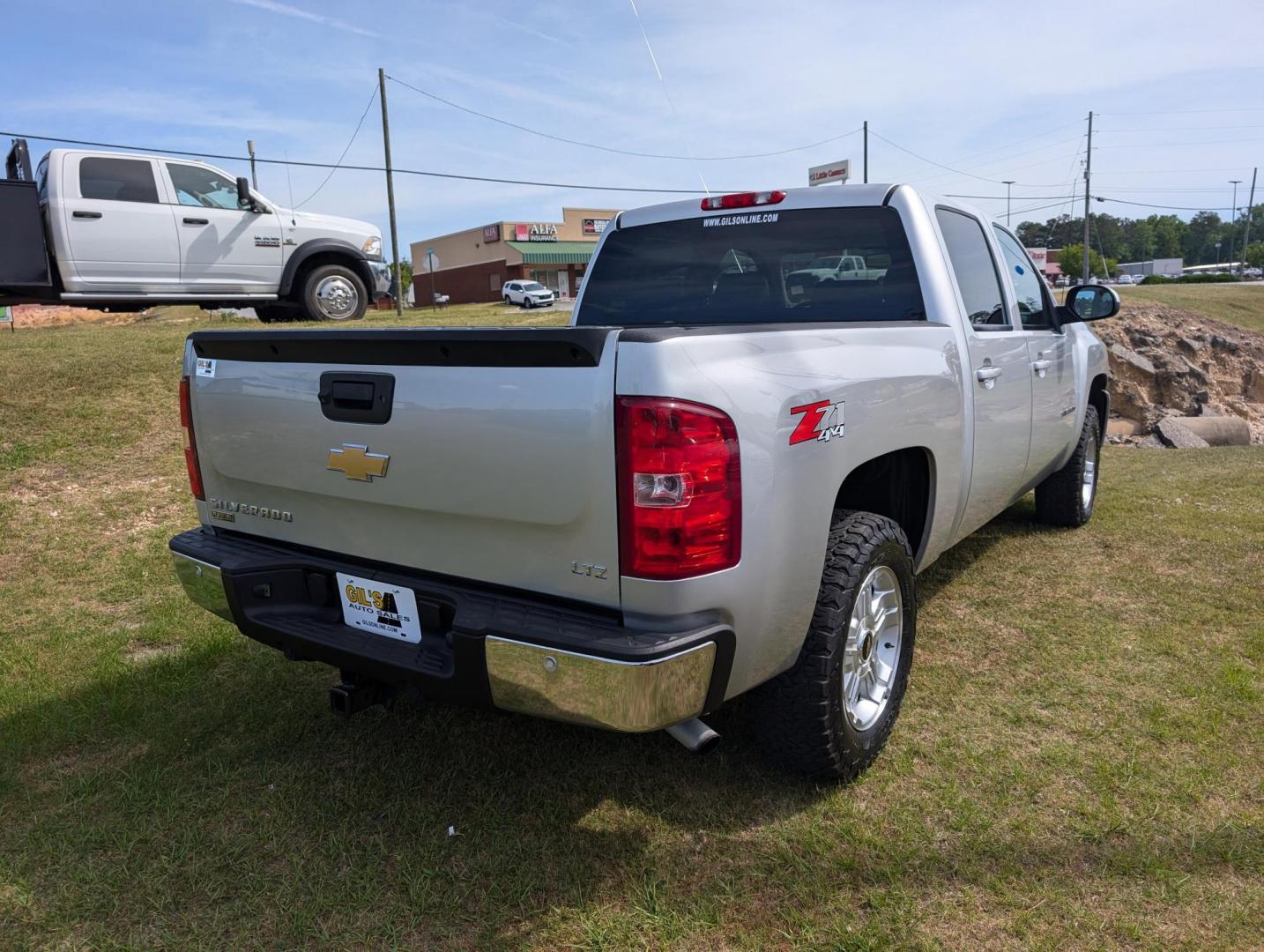 2011 /Light Titanium/Dark Titanium Chevrolet Silverado 1500 LTZ (3GCPKTE35BG) with an Gas/Ethanol V8 5.3L/323 engine, 6-Speed Automatic transmission, located at 3959 U.S. 80 W, Phenix City, AL, 36870, (334) 297-4885, 32.469296, -85.135185 - 2011 Chevrolet Silverado 1500 LTZ - Photo#4