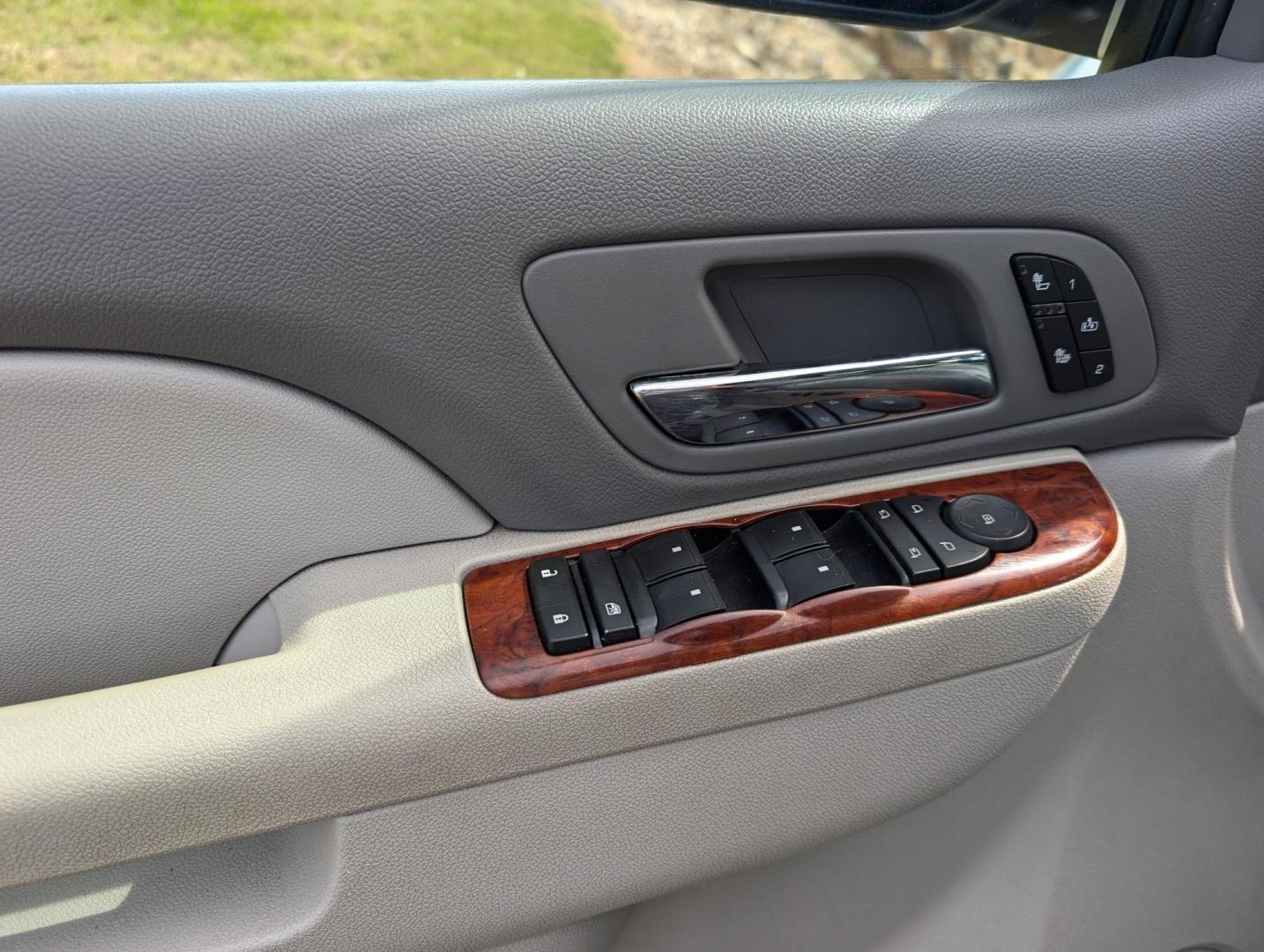 2011 /Light Titanium/Dark Titanium Chevrolet Silverado 1500 LTZ (3GCPKTE35BG) with an Gas/Ethanol V8 5.3L/323 engine, 6-Speed Automatic transmission, located at 3959 U.S. 80 W, Phenix City, AL, 36870, (334) 297-4885, 32.469296, -85.135185 - 2011 Chevrolet Silverado 1500 LTZ - Photo#8
