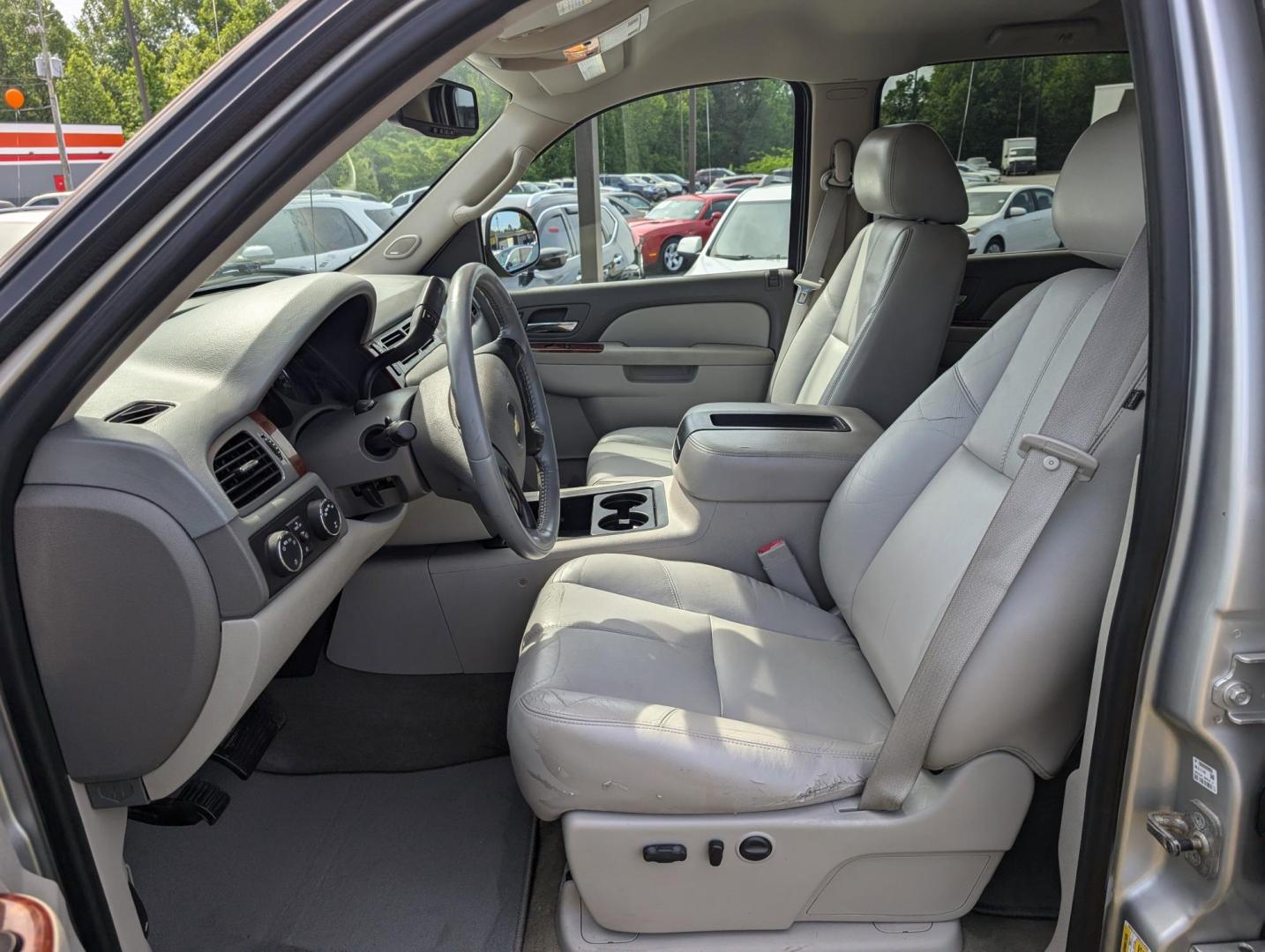 2011 /Light Titanium/Dark Titanium Chevrolet Silverado 1500 LTZ (3GCPKTE35BG) with an Gas/Ethanol V8 5.3L/323 engine, 6-Speed Automatic transmission, located at 3959 U.S. 80 W, Phenix City, AL, 36870, (334) 297-4885, 32.469296, -85.135185 - 2011 Chevrolet Silverado 1500 LTZ - Photo#9