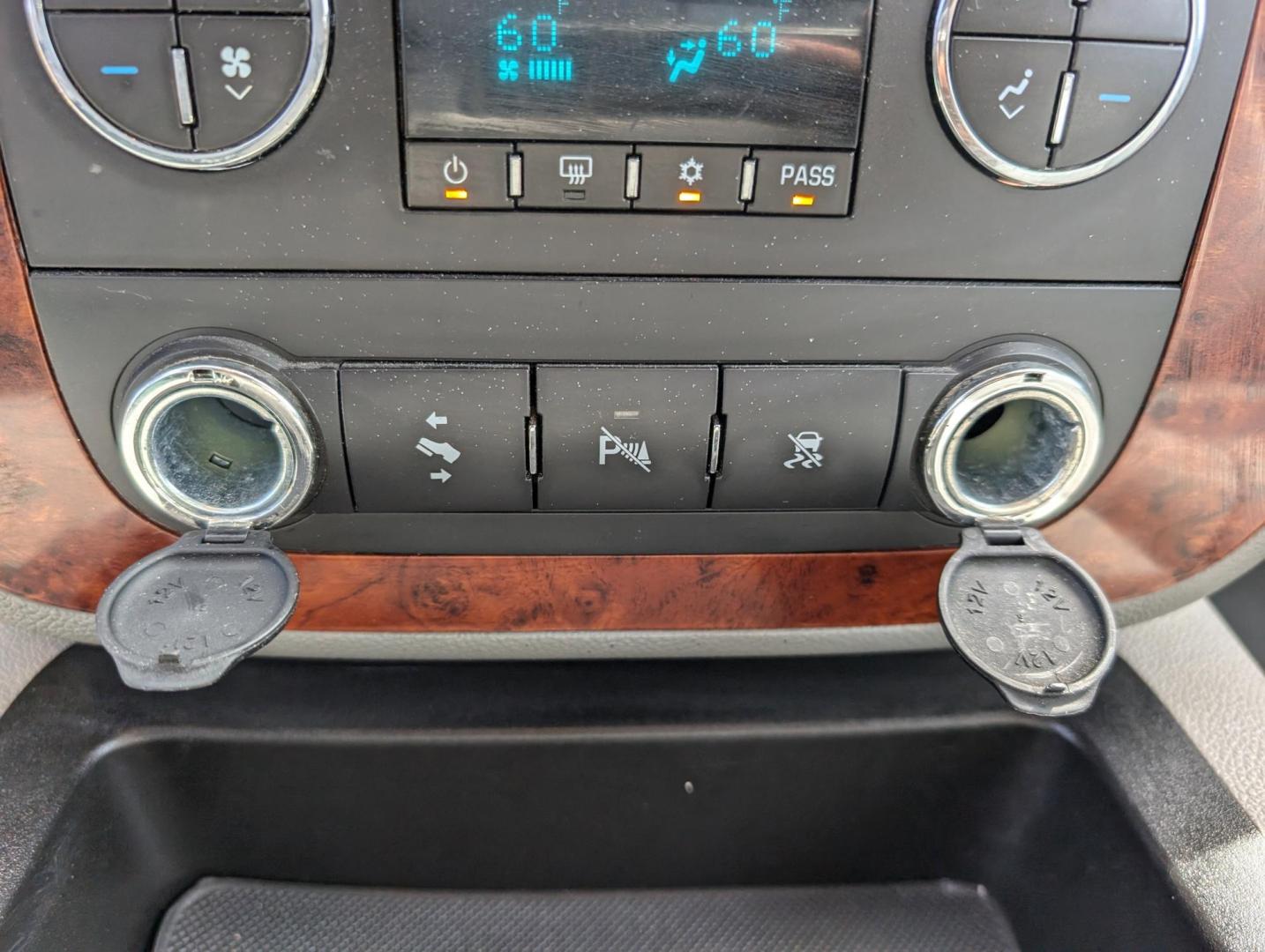 2011 /Light Titanium/Dark Titanium Chevrolet Silverado 1500 LTZ (3GCPKTE35BG) with an Gas/Ethanol V8 5.3L/323 engine, 6-Speed Automatic transmission, located at 3959 U.S. 80 W, Phenix City, AL, 36870, (334) 297-4885, 32.469296, -85.135185 - 2011 Chevrolet Silverado 1500 LTZ - Photo#15