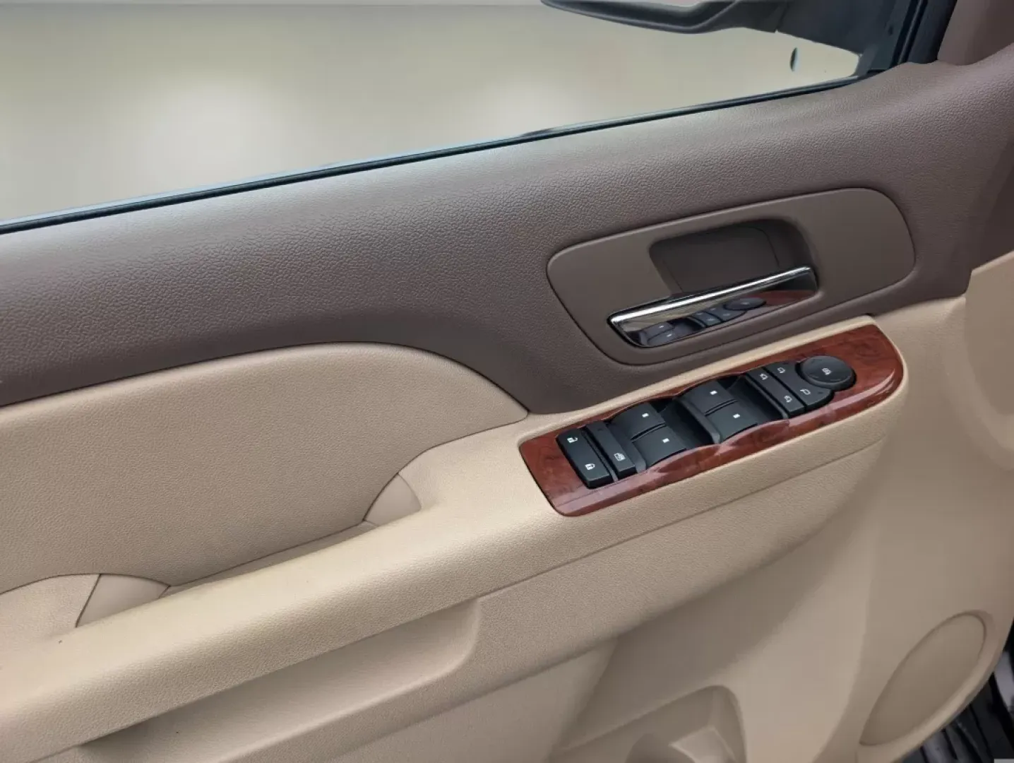 2011 /Light Cashmere/Dark Cashmere Chevrolet Suburban LT (1GNSCJE06BR) with an Other engine, located at 804 22nd Ave, Phenix City, AL, 36870, (334) 297-1860, 32.484749, -85.024475 - **Discover Adventure with the 2011 Chevrolet Suburban LT at Gils Auto Perfect for Growing Families in Phenix City!**<br /> <br /> Are you ready to elevate your family adventures while ensuring a comfortable ride for everyone? The 2011 Chevrolet Suburban LT is your ideal companion for weekend getawa - Photo#8