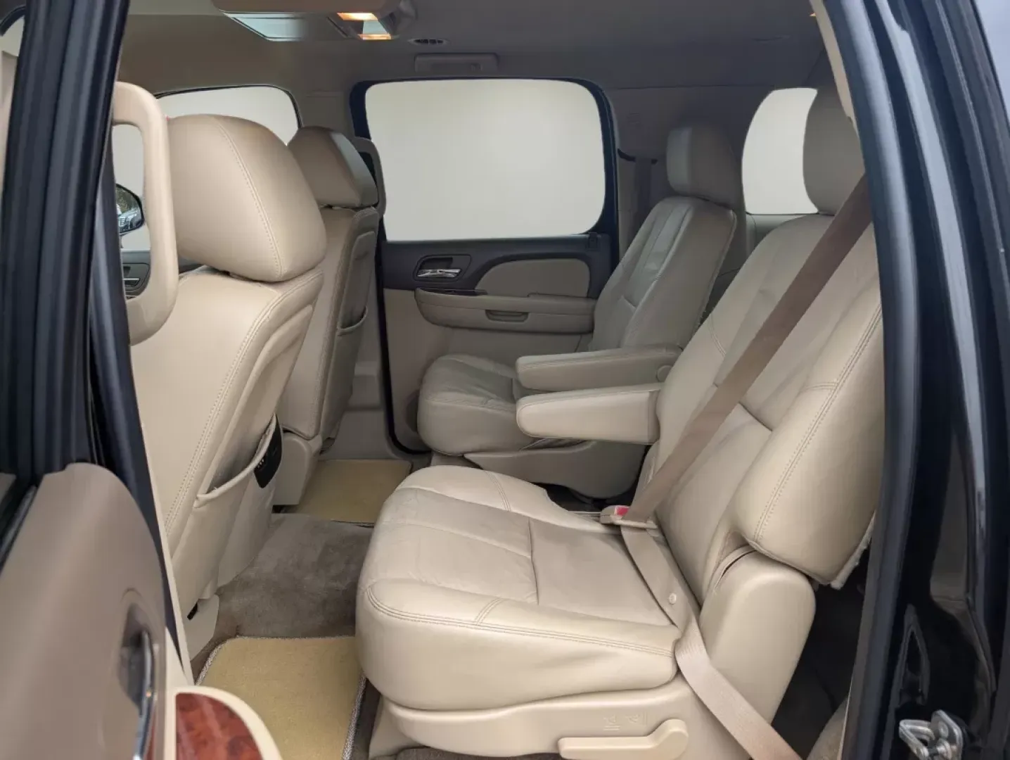 2011 /Light Cashmere/Dark Cashmere Chevrolet Suburban LT (1GNSCJE06BR) with an Other engine, located at 804 22nd Ave, Phenix City, AL, 36870, (334) 297-1860, 32.484749, -85.024475 - **Discover Adventure with the 2011 Chevrolet Suburban LT at Gils Auto Perfect for Growing Families in Phenix City!**<br /> <br /> Are you ready to elevate your family adventures while ensuring a comfortable ride for everyone? The 2011 Chevrolet Suburban LT is your ideal companion for weekend getawa - Photo#10