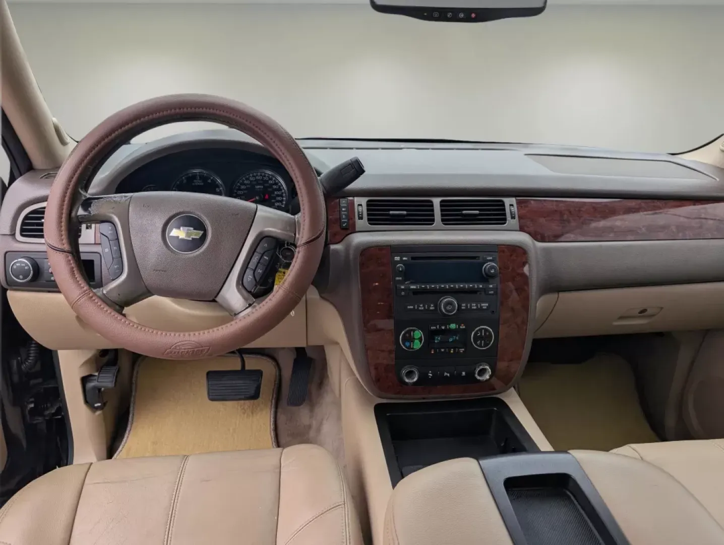 2011 /Light Cashmere/Dark Cashmere Chevrolet Suburban LT (1GNSCJE06BR) with an Other engine, located at 804 22nd Ave, Phenix City, AL, 36870, (334) 297-1860, 32.484749, -85.024475 - **Discover Adventure with the 2011 Chevrolet Suburban LT at Gils Auto Perfect for Growing Families in Phenix City!**<br /> <br /> Are you ready to elevate your family adventures while ensuring a comfortable ride for everyone? The 2011 Chevrolet Suburban LT is your ideal companion for weekend getawa - Photo#14