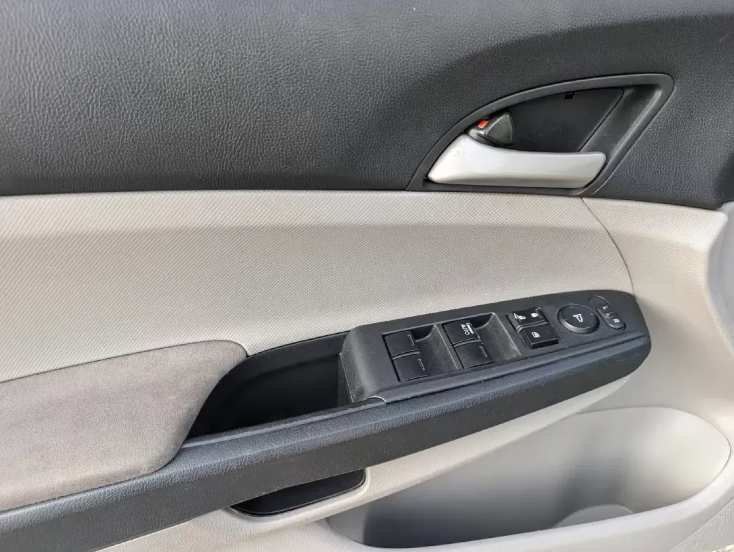 2011 Honda Accord Sdn LX (1HGCP2F37BA) with an Gas I4 2.4L/144 engine, 5-Speed Automatic transmission, located at 1430 Gateway Drive, Opelika, AL, 36801, (334) 239-0944, 32.637871, -85.409790 - 2011 Honda Accord Sdn LX - Photo#8