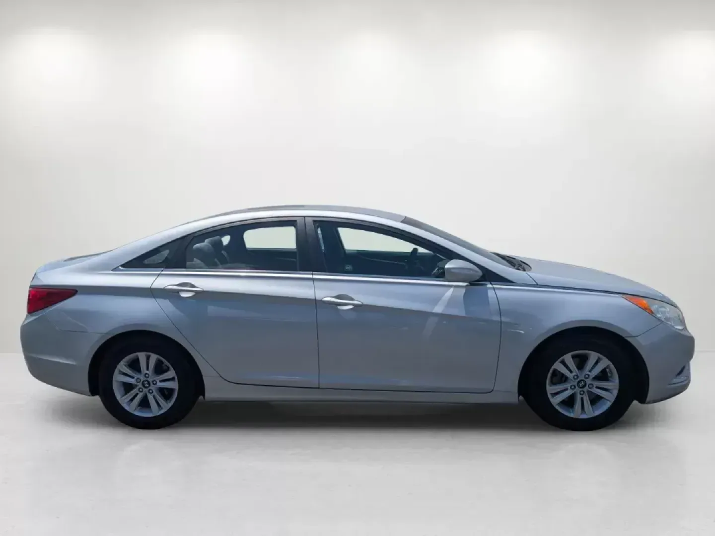 2011 /Gray Hyundai Sonata GLS (5NPEB4AC5BH) with an Gas I4 2.4L/144 engine, 6-Speed Automatic w/OD SHIFTRONIC transmission, located at 1430 Gateway Drive, Opelika, AL, 36801, (334) 239-0944, 32.637871, -85.409790 - 2011 Hyundai Sonata GLS - Photo#3