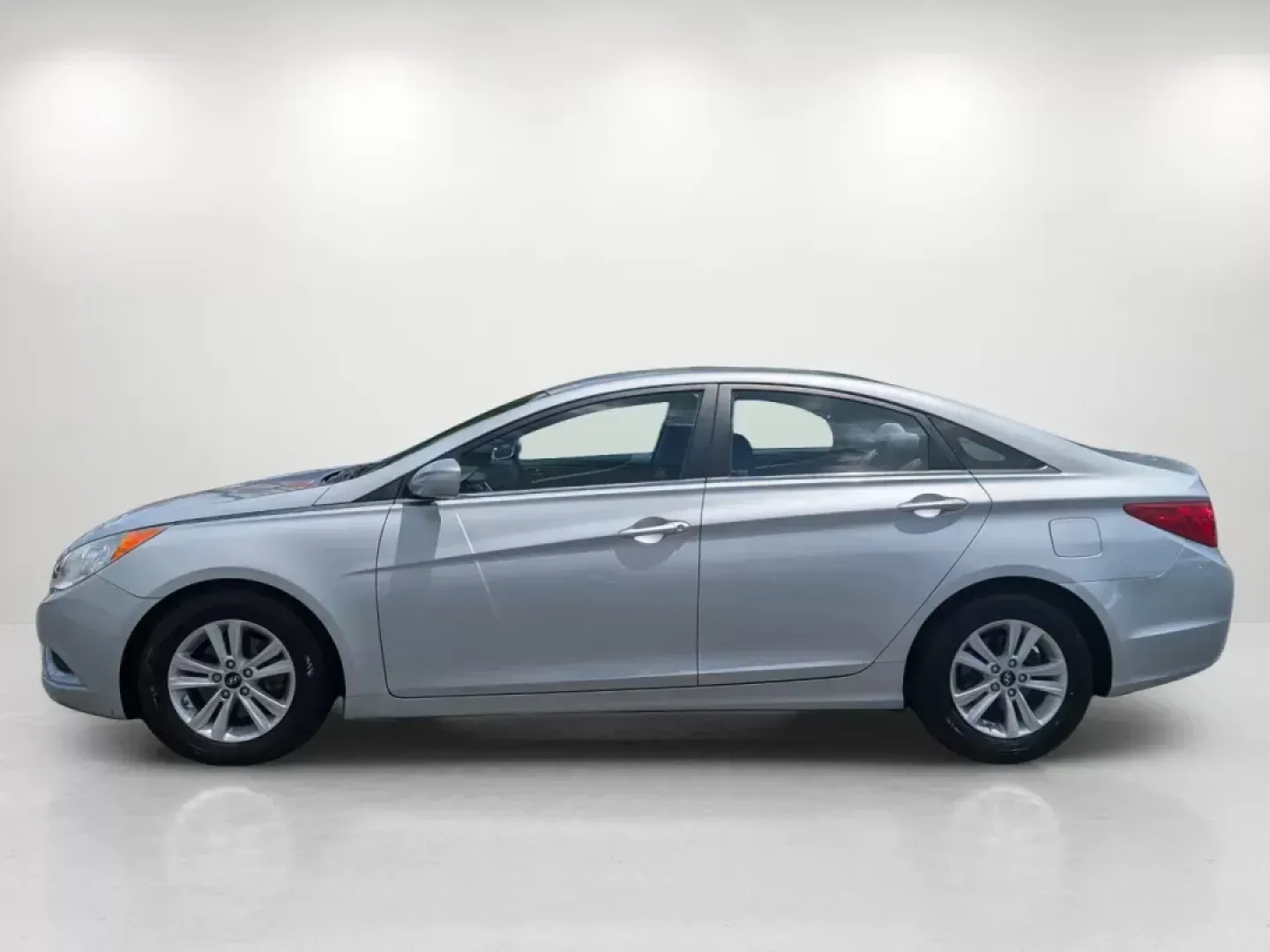 2011 /Gray Hyundai Sonata GLS (5NPEB4AC5BH) with an Gas I4 2.4L/144 engine, 6-Speed Automatic w/OD SHIFTRONIC transmission, located at 1430 Gateway Drive, Opelika, AL, 36801, (334) 239-0944, 32.637871, -85.409790 - 2011 Hyundai Sonata GLS - Photo#7