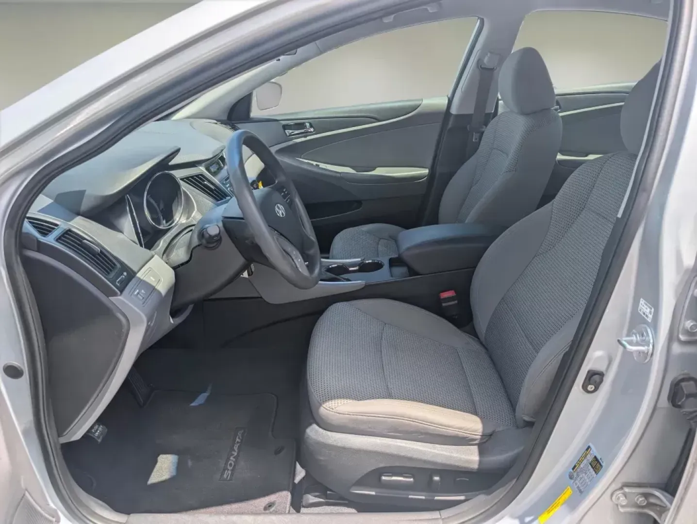 2011 /Gray Hyundai Sonata GLS (5NPEB4AC5BH) with an Gas I4 2.4L/144 engine, 6-Speed Automatic w/OD SHIFTRONIC transmission, located at 1430 Gateway Drive, Opelika, AL, 36801, (334) 239-0944, 32.637871, -85.409790 - 2011 Hyundai Sonata GLS - Photo#9