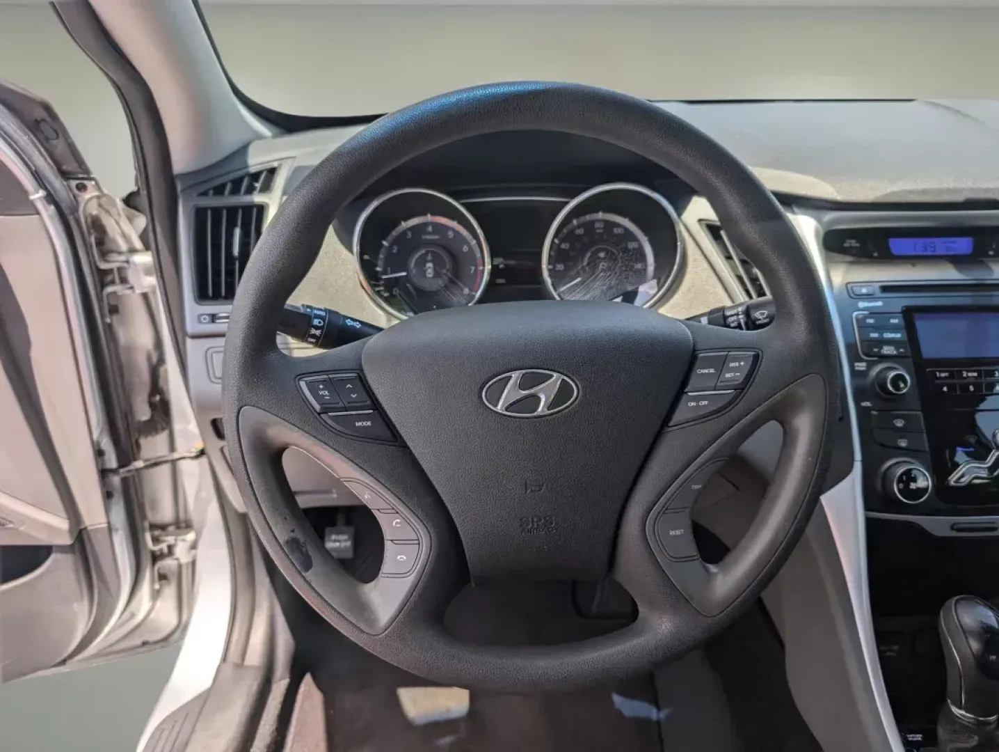 2011 /Gray Hyundai Sonata GLS (5NPEB4AC5BH) with an Gas I4 2.4L/144 engine, 6-Speed Automatic w/OD SHIFTRONIC transmission, located at 1430 Gateway Drive, Opelika, AL, 36801, (334) 239-0944, 32.637871, -85.409790 - 2011 Hyundai Sonata GLS - Photo#15