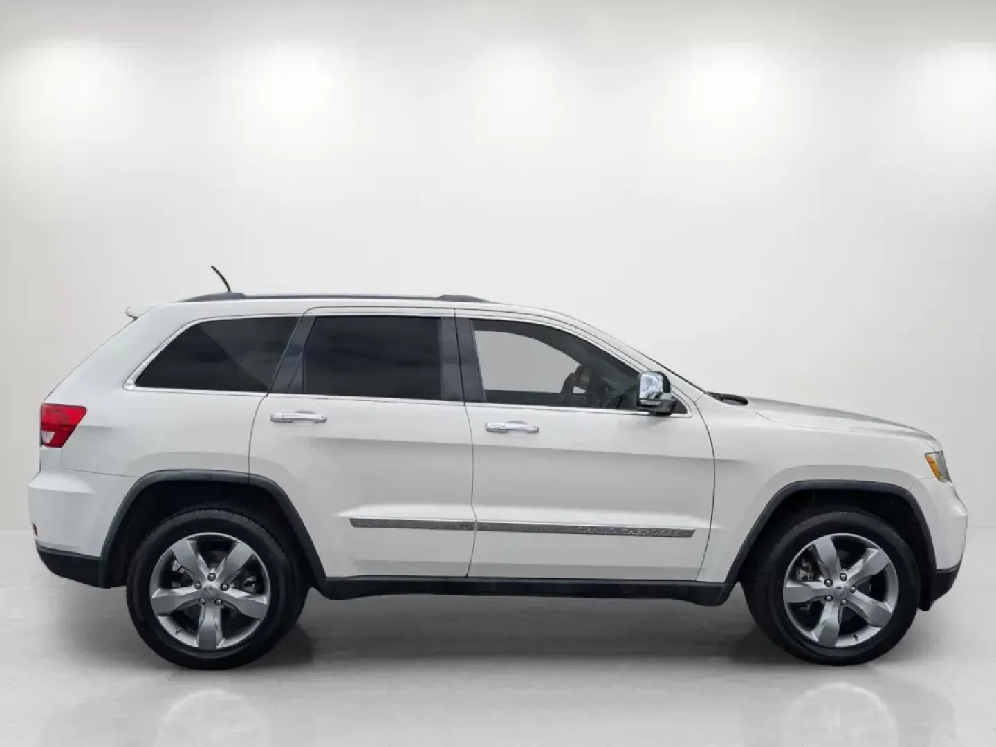 2011 /Dark Frost Beige/Light Frost Beige Interior Jeep Grand Cherokee Overland (1J4RR6GT9BC) with an Gas V8 5.7L/345 engine, 5-Speed Automatic transmission, located at 5115 14th Ave., Columbus, GA, 31904, (706) 323-0345, 32.511494, -84.971046 - **Explore New Adventures with the 2011 Jeep Grand Cherokee Overland at Gils Auto - Columbus!**<br /> <br /> Are you ready to elevate your road trips and weekend adventures? The 2011 Jeep Grand Cherokee Overland is the perfect companion for those who seek both comfort and capability. With its robust - Photo#3