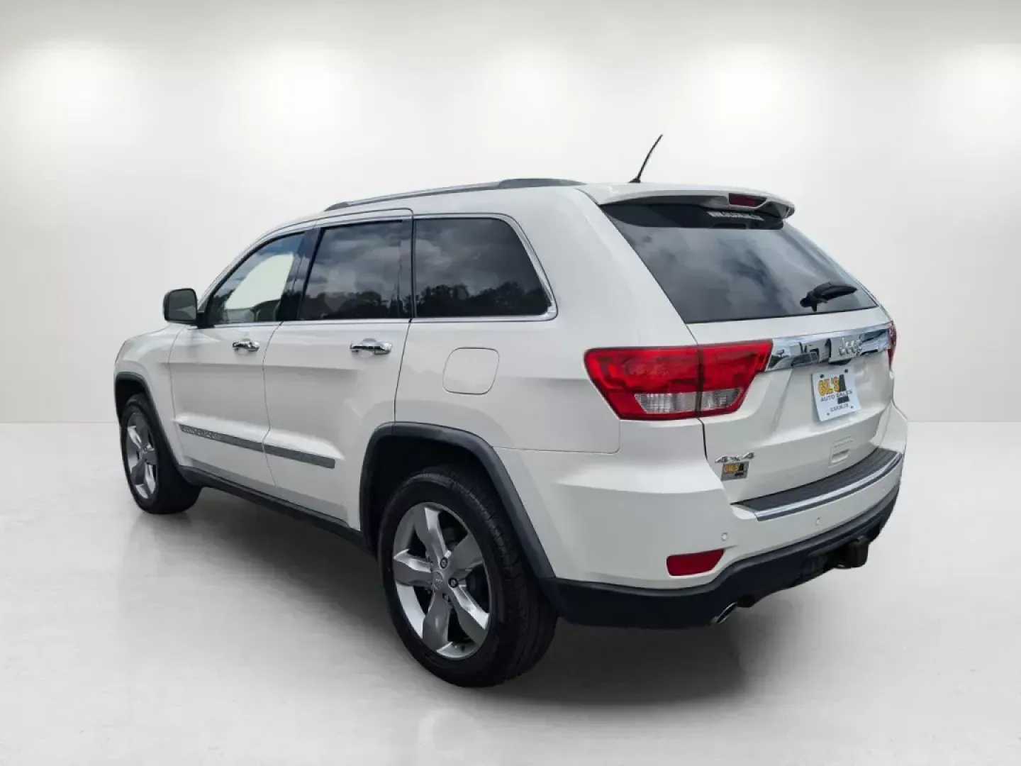 2011 /Dark Frost Beige/Light Frost Beige Interior Jeep Grand Cherokee Overland (1J4RR6GT9BC) with an Gas V8 5.7L/345 engine, 5-Speed Automatic transmission, located at 5115 14th Ave., Columbus, GA, 31904, (706) 323-0345, 32.511494, -84.971046 - **Explore New Adventures with the 2011 Jeep Grand Cherokee Overland at Gils Auto - Columbus!**<br /> <br /> Are you ready to elevate your road trips and weekend adventures? The 2011 Jeep Grand Cherokee Overland is the perfect companion for those who seek both comfort and capability. With its robust - Photo#6