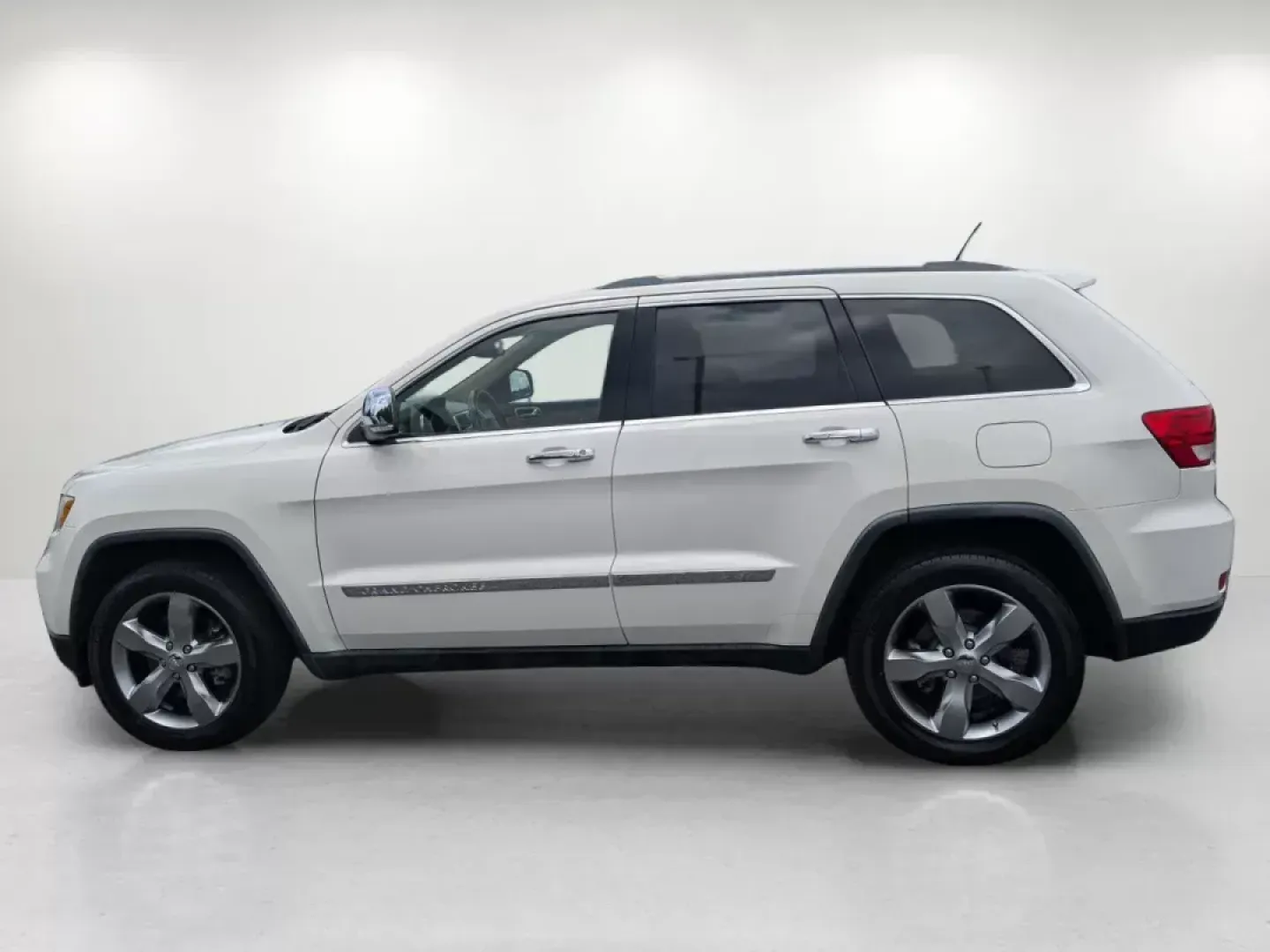 2011 /Dark Frost Beige/Light Frost Beige Interior Jeep Grand Cherokee Overland (1J4RR6GT9BC) with an Gas V8 5.7L/345 engine, 5-Speed Automatic transmission, located at 5115 14th Ave., Columbus, GA, 31904, (706) 323-0345, 32.511494, -84.971046 - **Explore New Adventures with the 2011 Jeep Grand Cherokee Overland at Gils Auto - Columbus!**<br /> <br /> Are you ready to elevate your road trips and weekend adventures? The 2011 Jeep Grand Cherokee Overland is the perfect companion for those who seek both comfort and capability. With its robust - Photo#7