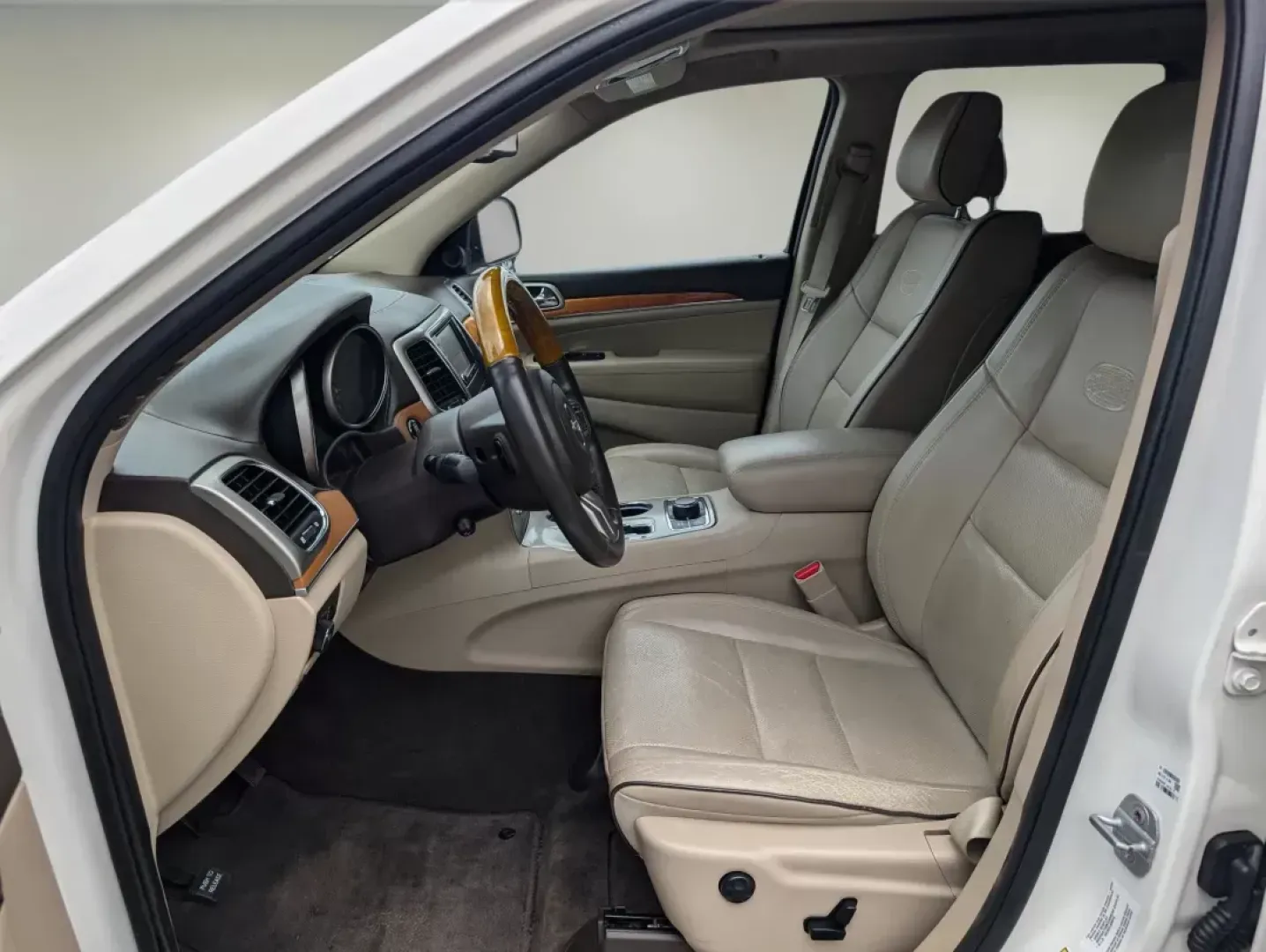 2011 /Dark Frost Beige/Light Frost Beige Interior Jeep Grand Cherokee Overland (1J4RR6GT9BC) with an Gas V8 5.7L/345 engine, 5-Speed Automatic transmission, located at 5115 14th Ave., Columbus, GA, 31904, (706) 323-0345, 32.511494, -84.971046 - **Explore New Adventures with the 2011 Jeep Grand Cherokee Overland at Gils Auto - Columbus!**<br /> <br /> Are you ready to elevate your road trips and weekend adventures? The 2011 Jeep Grand Cherokee Overland is the perfect companion for those who seek both comfort and capability. With its robust - Photo#9