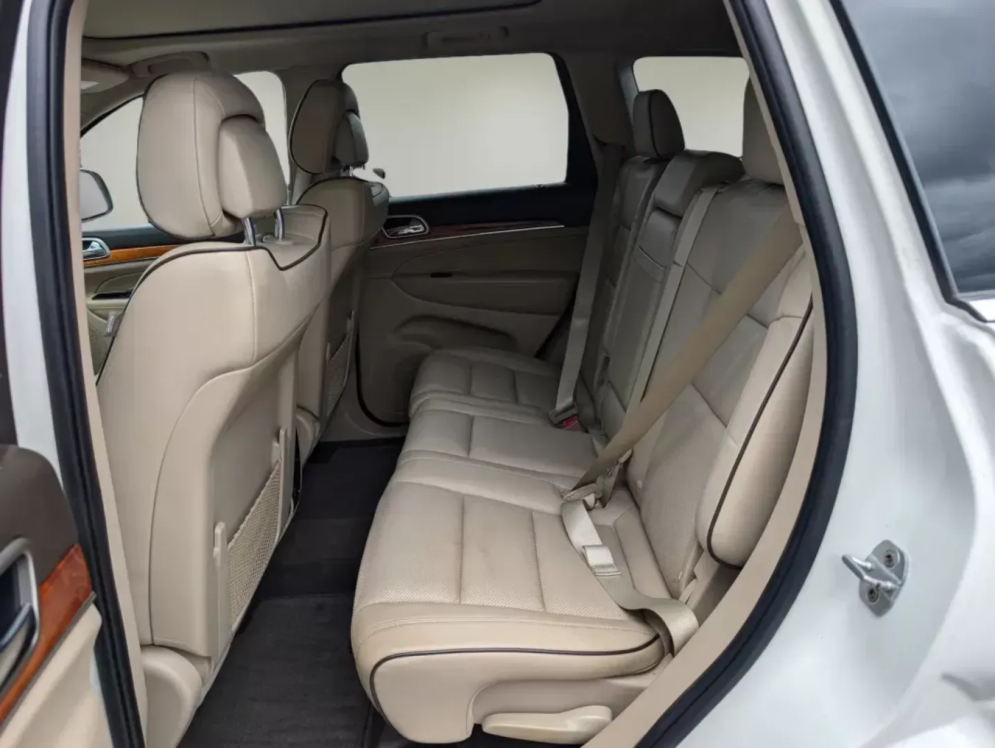 2011 /Dark Frost Beige/Light Frost Beige Interior Jeep Grand Cherokee Overland (1J4RR6GT9BC) with an Gas V8 5.7L/345 engine, 5-Speed Automatic transmission, located at 5115 14th Ave., Columbus, GA, 31904, (706) 323-0345, 32.511494, -84.971046 - **Explore New Adventures with the 2011 Jeep Grand Cherokee Overland at Gils Auto - Columbus!**<br /> <br /> Are you ready to elevate your road trips and weekend adventures? The 2011 Jeep Grand Cherokee Overland is the perfect companion for those who seek both comfort and capability. With its robust - Photo#10