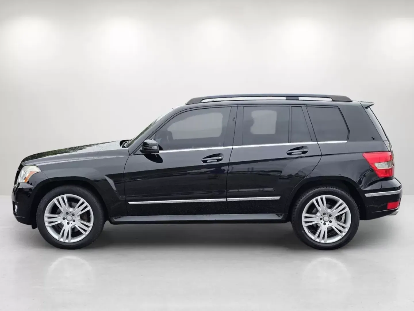 2011 Mercedes-Benz GLK-Class GLK 350 (WDCGG8HB5BF) with an Other engine, located at 804 22nd Ave, Phenix City, AL, 36870, (334) 297-1860, 32.484749, -85.024475 - Are you searching for the perfect blend of luxury, performance, and practicality for your next adventure? Look no further than this stunning 2011 Mercedes-Benz GLK 350, now available at Gils Auto in Phenix City, AL. This sophisticated SUV is an excellent choice for growing families, budget-conscious - Photo#7