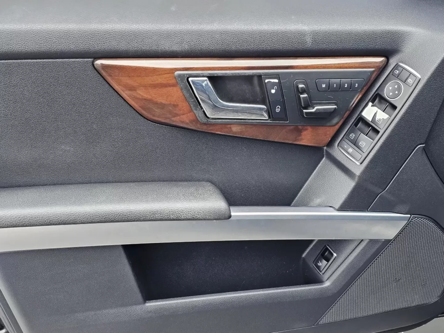 2011 Mercedes-Benz GLK-Class GLK 350 (WDCGG8HB5BF) with an Other engine, located at 804 22nd Ave, Phenix City, AL, 36870, (334) 297-1860, 32.484749, -85.024475 - Are you searching for the perfect blend of luxury, performance, and practicality for your next adventure? Look no further than this stunning 2011 Mercedes-Benz GLK 350, now available at Gils Auto in Phenix City, AL. This sophisticated SUV is an excellent choice for growing families, budget-conscious - Photo#8