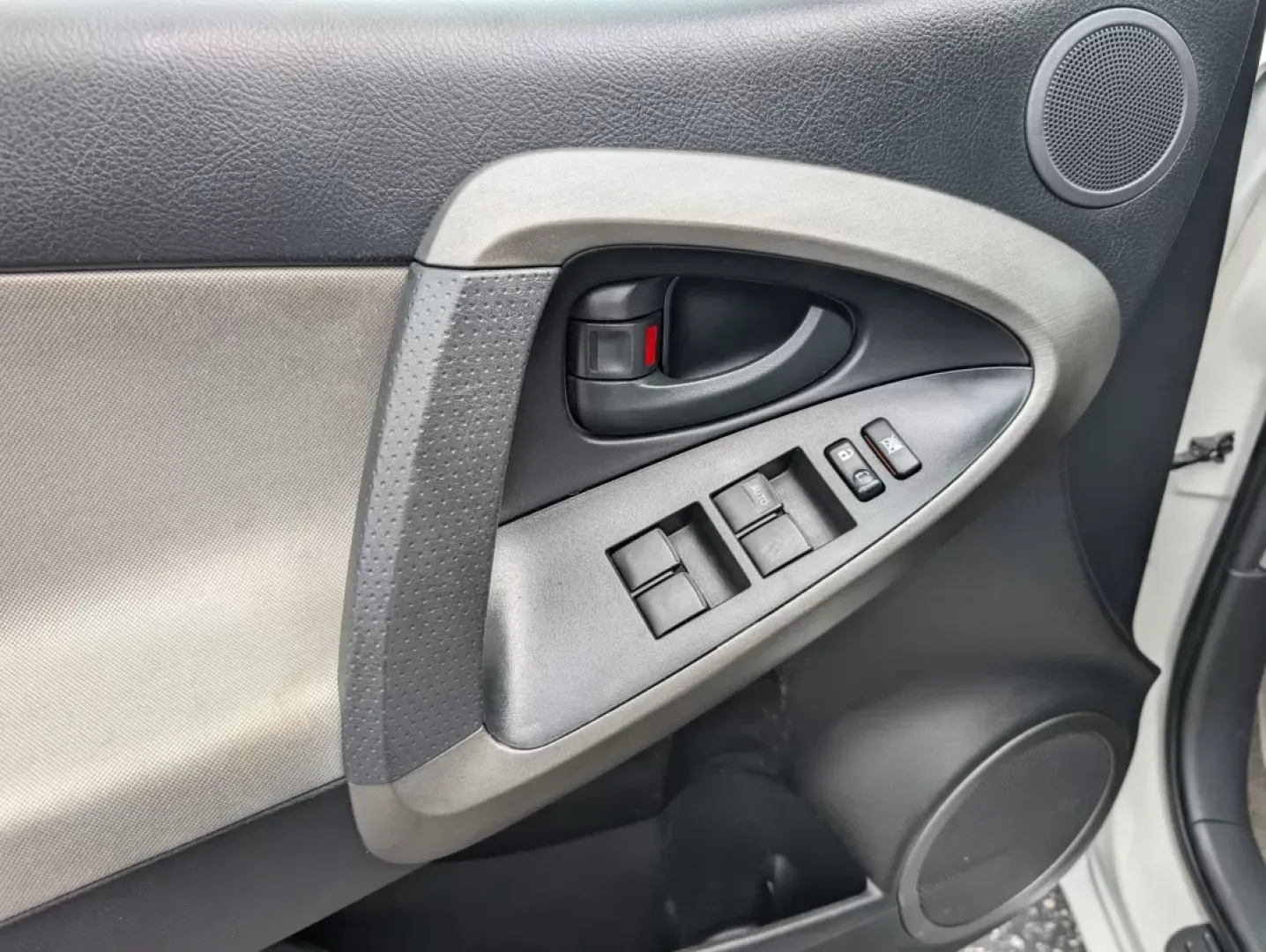 2011 Toyota RAV4 (JTMZF4DV9B5) with an Other engine, located at 3959 U.S. 80 W, Phenix City, AL, 36870, (334) 297-4885, 32.469296, -85.135185 - **Unleash New Adventures with the 2011 Toyota RAV4 Perfect for Everyday Explorers!**<br /> <br /> Are you ready to elevate your daily commute or family road trips? The 2011 Toyota RAV4 is the versatile SUV you've been searching for! With ample space, reliable performance, and a fuel-efficient desig - Photo#9