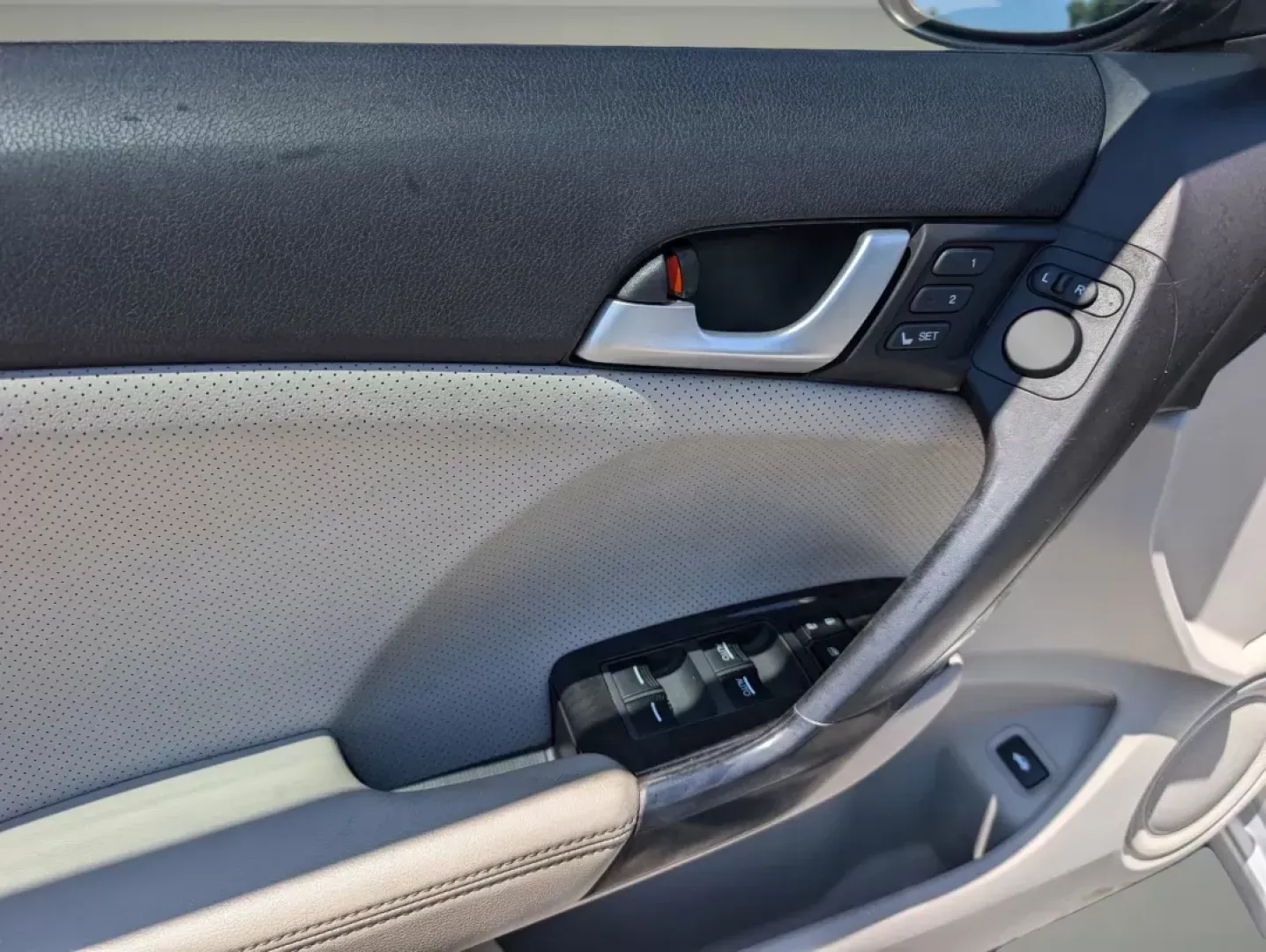 2012 Acura TSX (JH4CU2F45CC) with an Gas I4 2.4L/144 engine, 5-Speed Automatic transmission, located at 7000 Northlake Connector, Columbus, GA, 31904, (706) 987-8085, 32.524975, -84.978134 - 2012 Acura TSX - Photo#8