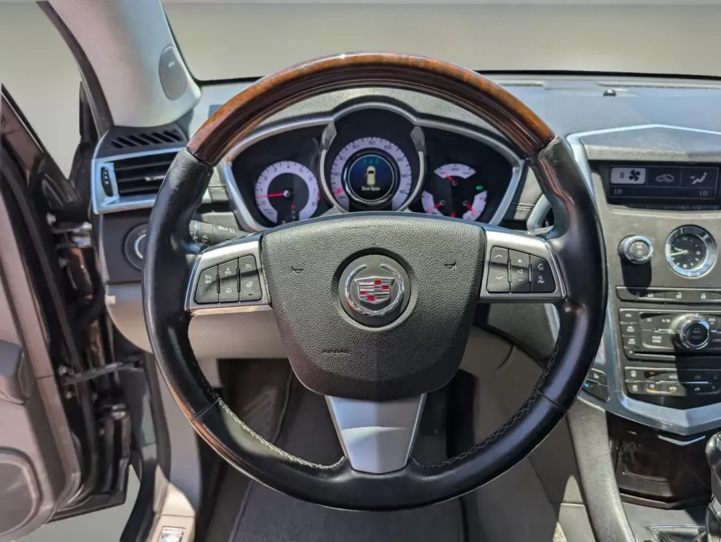 2012 /Titanium w/Ebony accents Cadillac SRX Luxury Collection (3GYFNDE30CS) with an Gas/Ethanol V6 3.6L/217 engine, 6-Speed Automatic w/Manual Shift transmission, located at 7000 Northlake Connector, Columbus, GA, 31904, (706) 987-8085, 32.524975, -84.978134 - 2012 Cadillac SRX Luxury Collection - Photo#15