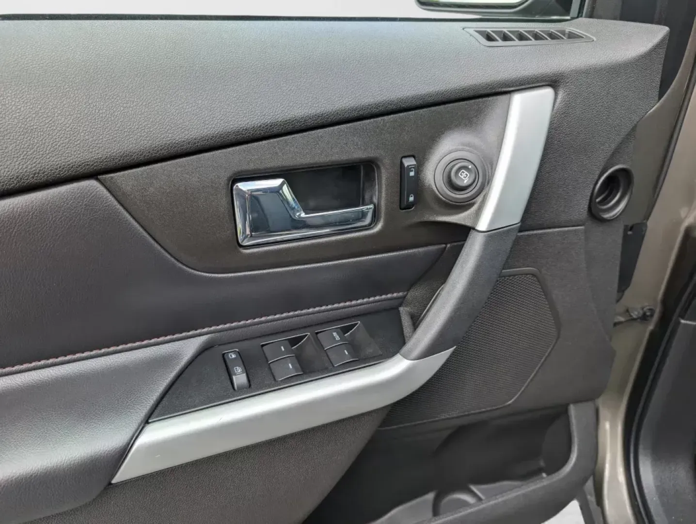2012 Ford Edge SEL (2FMDK4JC7CB) with an Gas V6 3.5L/213 engine, 6-Speed Automatic transmission, located at 3959 U.S. 80 W, Phenix City, AL, 36870, (334) 297-4885, 32.469296, -85.135185 - **Explore the 2012 Ford Edge SEL: Your Gateway to Every Adventure!**<br /> <br /> Are you ready to upgrade your driving experience? Whether you're navigating daily commutes, planning family road trips, or exploring weekend getaways, the 2012 Ford Edge SEL is the perfect companion. With its sleek des - Photo#9