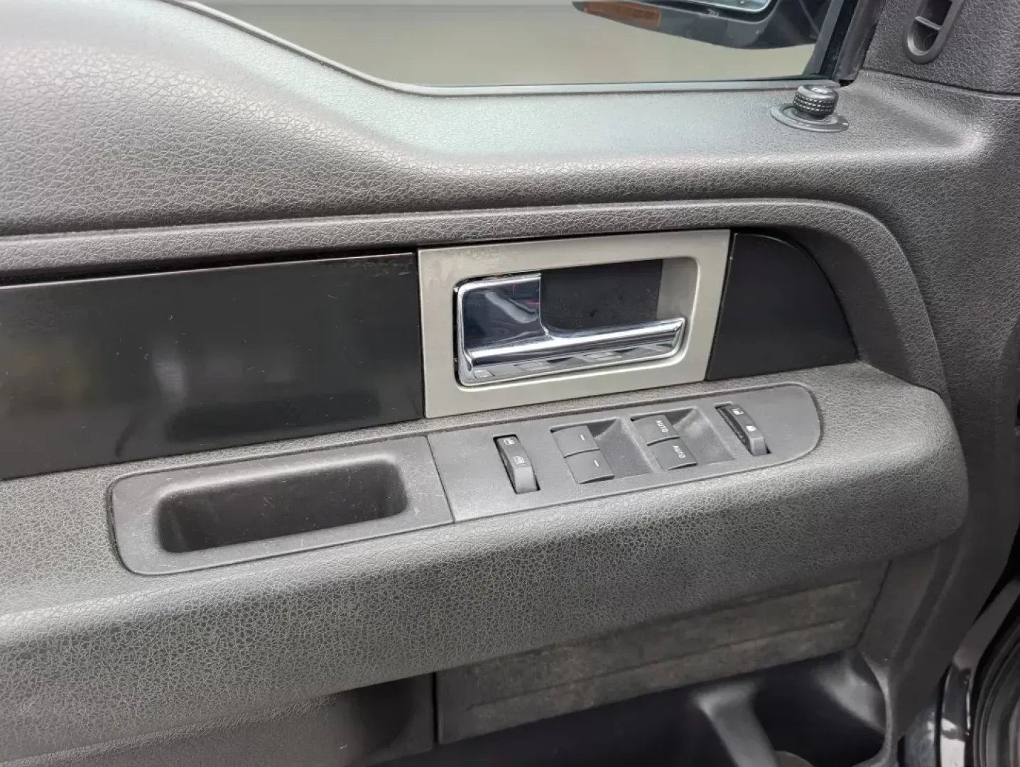 2012 Ford F-150 FX2 (1FTFW1CF6CF) with an Gas/Ethanol V8 5.0L/302 engine, 6-Speed Automatic transmission, located at 804 22nd Ave, Phenix City, AL, 36870, (334) 297-1860, 32.484749, -85.024475 - Looking for a reliable and versatile truck that can handle all your adventures? Look no further than this stunning 2012 Ford F-150 FX2, perfect for everything from weekend getaways to daily commutes. Whether you're navigating the busy streets of Phenix City or heading off the beaten path into the co - Photo#8