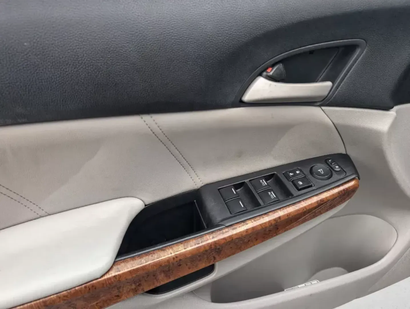 2012 Honda Accord Sdn EX-L (1HGCP2F88CA) with an Gas I4 2.4L/144 engine, 5-Speed Automatic transmission, located at 1430 Gateway Drive, Opelika, AL, 36801, (334) 239-0944, 32.637871, -85.409790 - 2012 Honda Accord Sdn EX-L - Photo#8