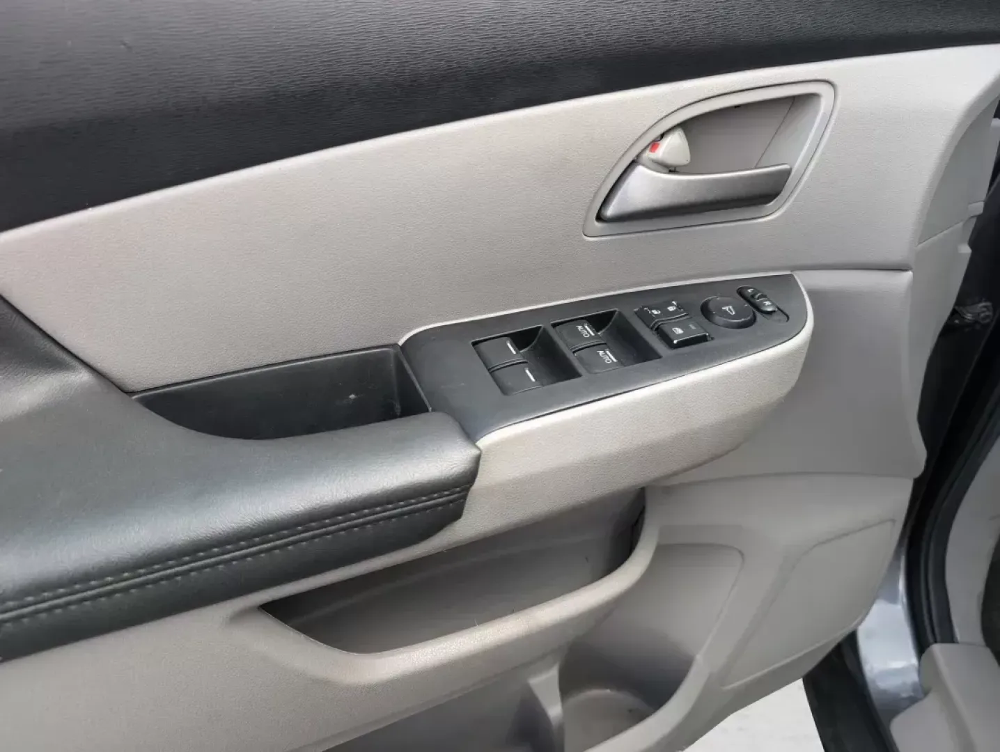 2012 Honda Odyssey EX-L (5FNRL5H68CB) with an Gas V6 3.5L/212 engine, 5-Speed Automatic transmission, located at 3959 U.S. 80 W, Phenix City, AL, 36870, (334) 297-4885, 32.469296, -85.135185 - **Discover the 2012 Honda Odyssey EX-L: Your Family's Next Adventure Awaits!**<br /> <br /> If you're on the lookout for a spacious, comfortable, and reliable vehicle that can effortlessly accommodate your family's needs, look no further than this stunning 2012 Honda Odyssey EX-L. Ideal for growing - Photo#8