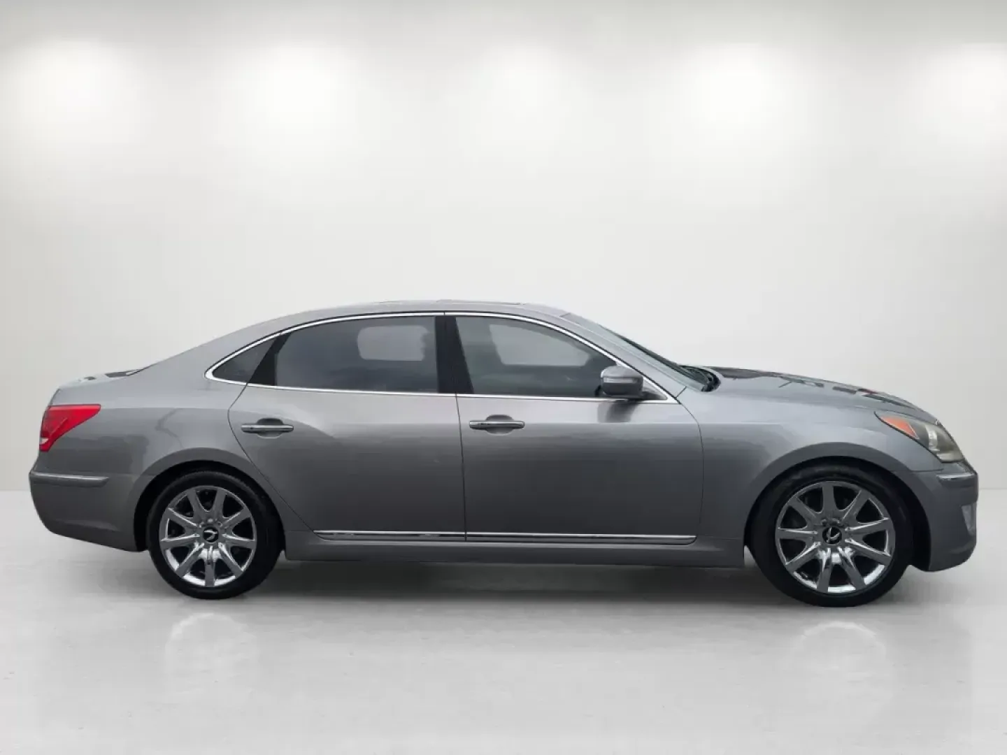 2012 /Jet Black Hyundai Equus Signature (KMHGH4JH6CU) with an Gas V8 5.0L/307 engine, 8-Speed Automatic w/Manual Shift transmission, located at 3959 U.S. 80 W, Phenix City, AL, 36870, (334) 297-4885, 32.469296, -85.135185 - 2012 Hyundai Equus Signature - Photo#4