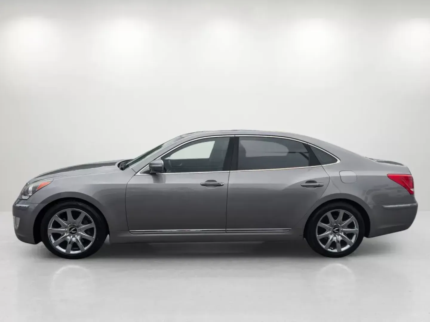2012 /Jet Black Hyundai Equus Signature (KMHGH4JH6CU) with an Gas V8 5.0L/307 engine, 8-Speed Automatic w/Manual Shift transmission, located at 3959 U.S. 80 W, Phenix City, AL, 36870, (334) 297-4885, 32.469296, -85.135185 - 2012 Hyundai Equus Signature - Photo#8