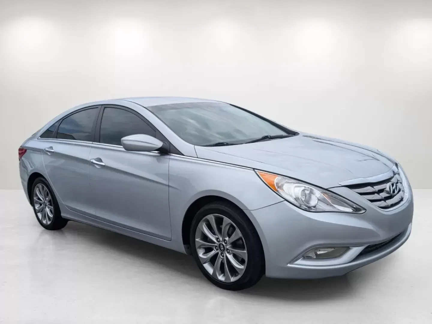 2012 /Gray Hyundai Sonata 2.4L SE (5NPEC4AC2CH) with an Other engine, located at 7000 Northlake Connector, Columbus, GA, 31904, (706) 987-8085, 32.524975, -84.978134 - **Discover Your Next Adventure with the 2012 Hyundai Sonata at Gils Auto in Phenix City, AL!**<br /> <br /> If you're seeking a reliable sedan that can perfectly blend your daily commute with weekend adventures, look no further than the 2012 Hyundai Sonata 2.4L SE. Whether you're navigating the bust - Photo#2