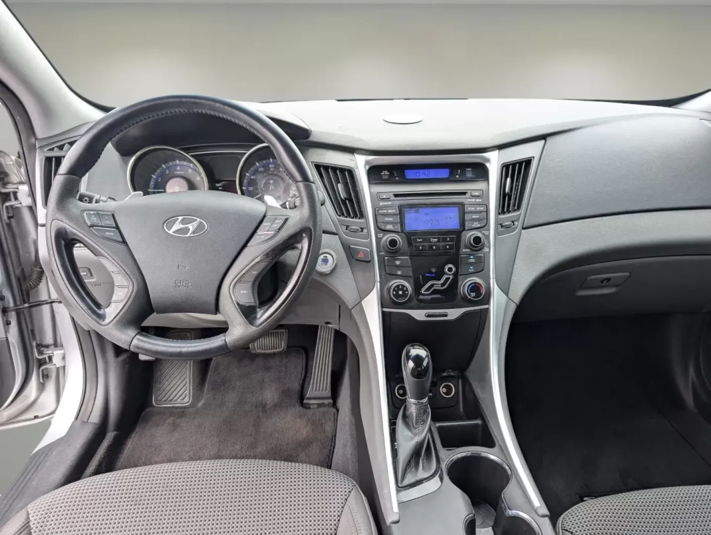 2012 /Gray Hyundai Sonata 2.4L SE (5NPEC4AC2CH) with an Other engine, located at 7000 Northlake Connector, Columbus, GA, 31904, (706) 987-8085, 32.524975, -84.978134 - **Discover Your Next Adventure with the 2012 Hyundai Sonata at Gils Auto in Phenix City, AL!**<br /> <br /> If you're seeking a reliable sedan that can perfectly blend your daily commute with weekend adventures, look no further than the 2012 Hyundai Sonata 2.4L SE. Whether you're navigating the bust - Photo#8