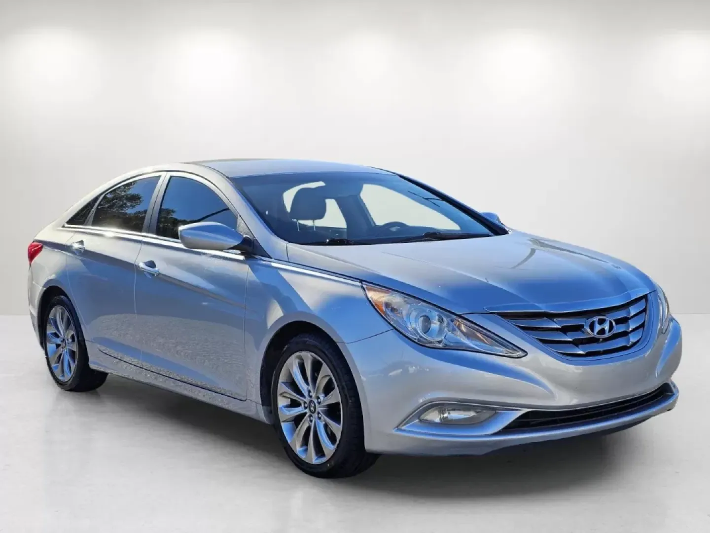 2012 /Gray Hyundai Sonata 2.4L SE (5NPEC4AC2CH) with an Other engine, located at 7000 Northlake Connector, Columbus, GA, 31904, (706) 987-8085, 32.524975, -84.978134 - **Discover Your Next Adventure with the 2012 Hyundai Sonata at Gils Auto in Phenix City, AL!**<br /> <br /> If you're seeking a reliable sedan that can perfectly blend your daily commute with weekend adventures, look no further than the 2012 Hyundai Sonata 2.4L SE. Whether you're navigating the bust - Photo#13