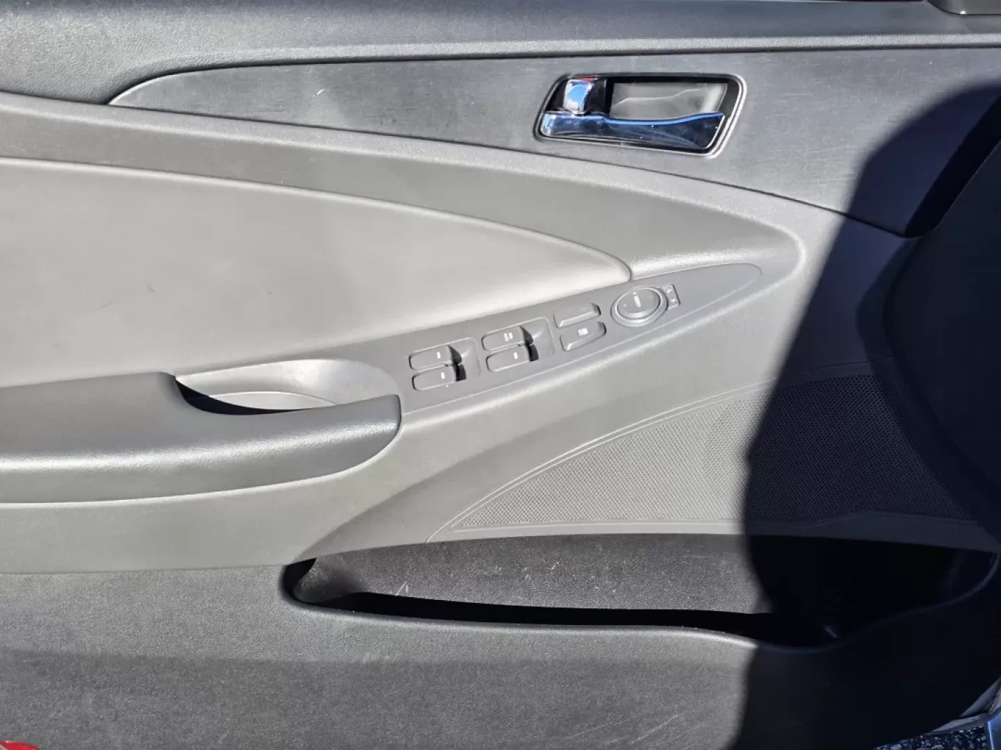 2012 /Gray Hyundai Sonata 2.4L SE (5NPEC4AC2CH) with an Other engine, located at 7000 Northlake Connector, Columbus, GA, 31904, (706) 987-8085, 32.524975, -84.978134 - **Discover Your Next Adventure with the 2012 Hyundai Sonata at Gils Auto in Phenix City, AL!**<br /> <br /> If you're seeking a reliable sedan that can perfectly blend your daily commute with weekend adventures, look no further than the 2012 Hyundai Sonata 2.4L SE. Whether you're navigating the bust - Photo#19