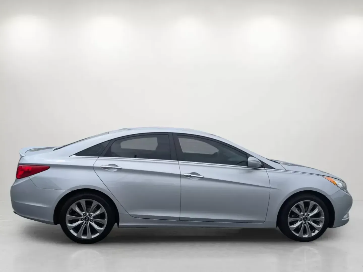2012 /Gray Hyundai Sonata 2.4L SE (5NPEC4AC2CH) with an Other engine, located at 1430 Gateway Drive, Opelika, AL, 36801, (334) 239-0944, 32.637871, -85.409790 - **Discover Your Next Adventure with the 2012 Hyundai Sonata at Gils Auto in Phenix City, AL!**<br /> <br /> If you're seeking a reliable sedan that can perfectly blend your daily commute with weekend adventures, look no further than the 2012 Hyundai Sonata 2.4L SE. Whether you're navigating the bust - Photo#3