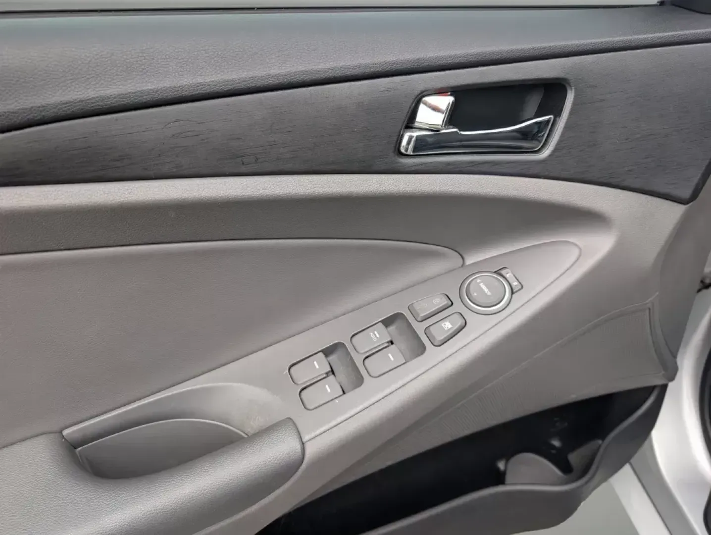 2012 /Gray Hyundai Sonata 2.4L SE (5NPEC4AC2CH) with an Other engine, located at 1430 Gateway Drive, Opelika, AL, 36801, (334) 239-0944, 32.637871, -85.409790 - **Discover Your Next Adventure with the 2012 Hyundai Sonata at Gils Auto in Phenix City, AL!**<br /> <br /> If you're seeking a reliable sedan that can perfectly blend your daily commute with weekend adventures, look no further than the 2012 Hyundai Sonata 2.4L SE. Whether you're navigating the bust - Photo#8