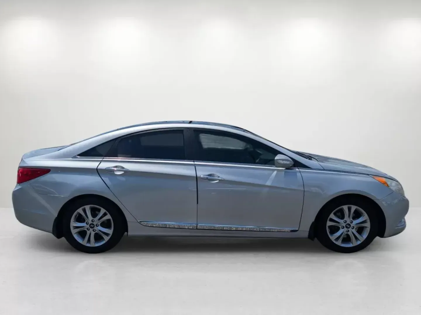2012 /Gray Hyundai Sonata 2.4L Limited (5NPEC4AC4CH) with an Gas I4 2.4L/144 engine, 6-Speed Automatic w/manual shift transmission, located at 3959 U.S. 80 W, Phenix City, AL, 36870, (334) 297-4885, 32.469296, -85.135185 - 2012 Hyundai Sonata 2.4L Limited - Photo#2