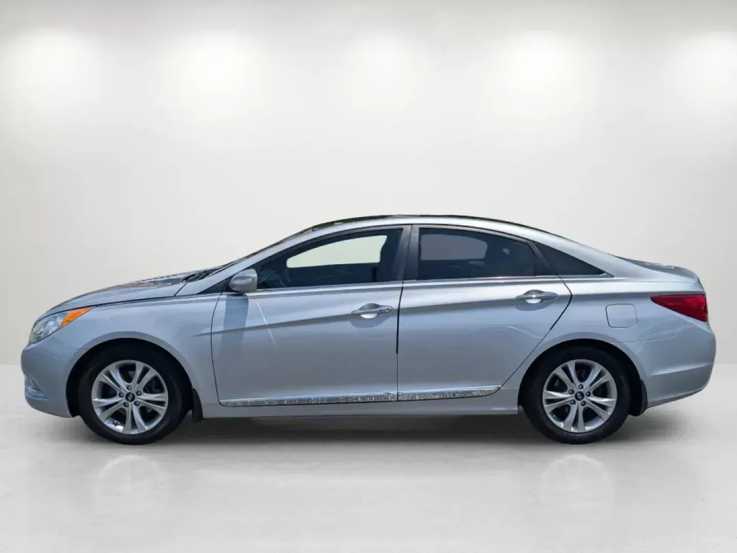 2012 /Gray Hyundai Sonata 2.4L Limited (5NPEC4AC4CH) with an Gas I4 2.4L/144 engine, 6-Speed Automatic w/manual shift transmission, located at 3959 U.S. 80 W, Phenix City, AL, 36870, (334) 297-4885, 32.469296, -85.135185 - 2012 Hyundai Sonata 2.4L Limited - Photo#6