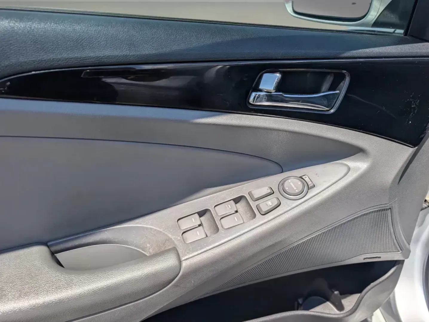 2012 /Gray Hyundai Sonata 2.4L Limited (5NPEC4AC4CH) with an Gas I4 2.4L/144 engine, 6-Speed Automatic w/manual shift transmission, located at 3959 U.S. 80 W, Phenix City, AL, 36870, (334) 297-4885, 32.469296, -85.135185 - 2012 Hyundai Sonata 2.4L Limited - Photo#7