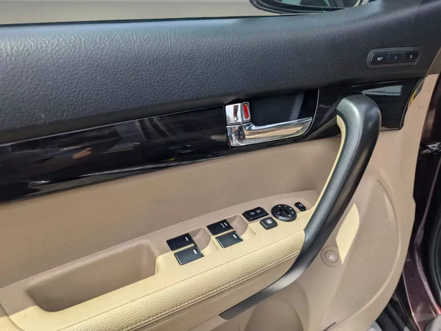 2012 /Beige Kia Sorento EX (5XYKU4A61CG) with an Gas I4 2.4L/ engine, 6-Speed Automatic w/manual shift transmission, located at 804 22nd Ave, Phenix City, AL, 36870, (334) 297-1860, 32.484749, -85.024475 - 2012 Kia Sorento EX - Photo#8