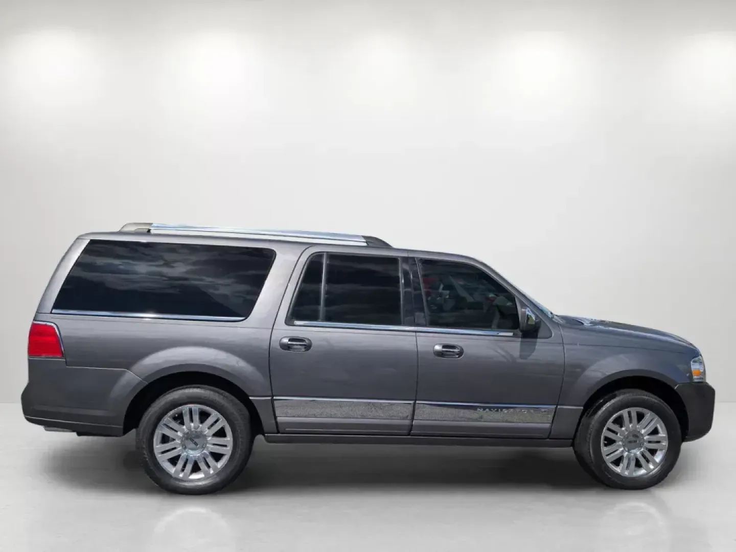 2012 Lincoln Navigator L (5LMJJ3H56CE) with an Gas/Ethanol V8 5.4L/330 engine, 6-Speed Automatic transmission, located at 3959 U.S. 80 W, Phenix City, AL, 36870, (334) 297-4885, 32.469296, -85.135185 - 2012 Lincoln Navigator L - Photo#4