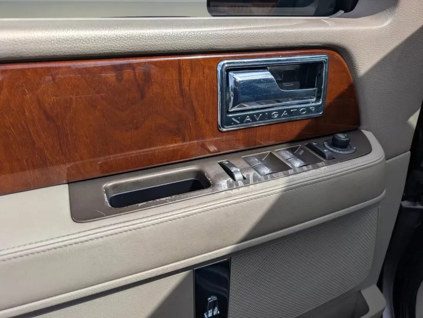 2012 Lincoln Navigator L (5LMJJ3H56CE) with an Gas/Ethanol V8 5.4L/330 engine, 6-Speed Automatic transmission, located at 3959 U.S. 80 W, Phenix City, AL, 36870, (334) 297-4885, 32.469296, -85.135185 - 2012 Lincoln Navigator L - Photo#9
