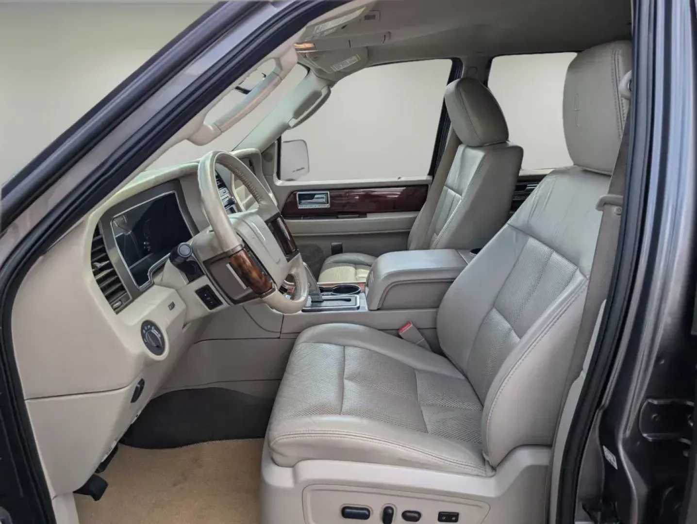 2012 Lincoln Navigator L (5LMJJ3H56CE) with an Gas/Ethanol V8 5.4L/330 engine, 6-Speed Automatic transmission, located at 3959 U.S. 80 W, Phenix City, AL, 36870, (334) 297-4885, 32.469296, -85.135185 - 2012 Lincoln Navigator L - Photo#10