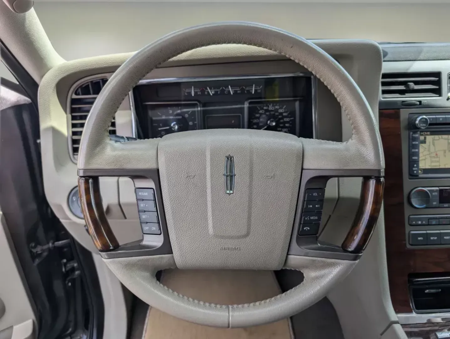 2012 Lincoln Navigator L (5LMJJ3H56CE) with an Gas/Ethanol V8 5.4L/330 engine, 6-Speed Automatic transmission, located at 3959 U.S. 80 W, Phenix City, AL, 36870, (334) 297-4885, 32.469296, -85.135185 - 2012 Lincoln Navigator L - Photo#16