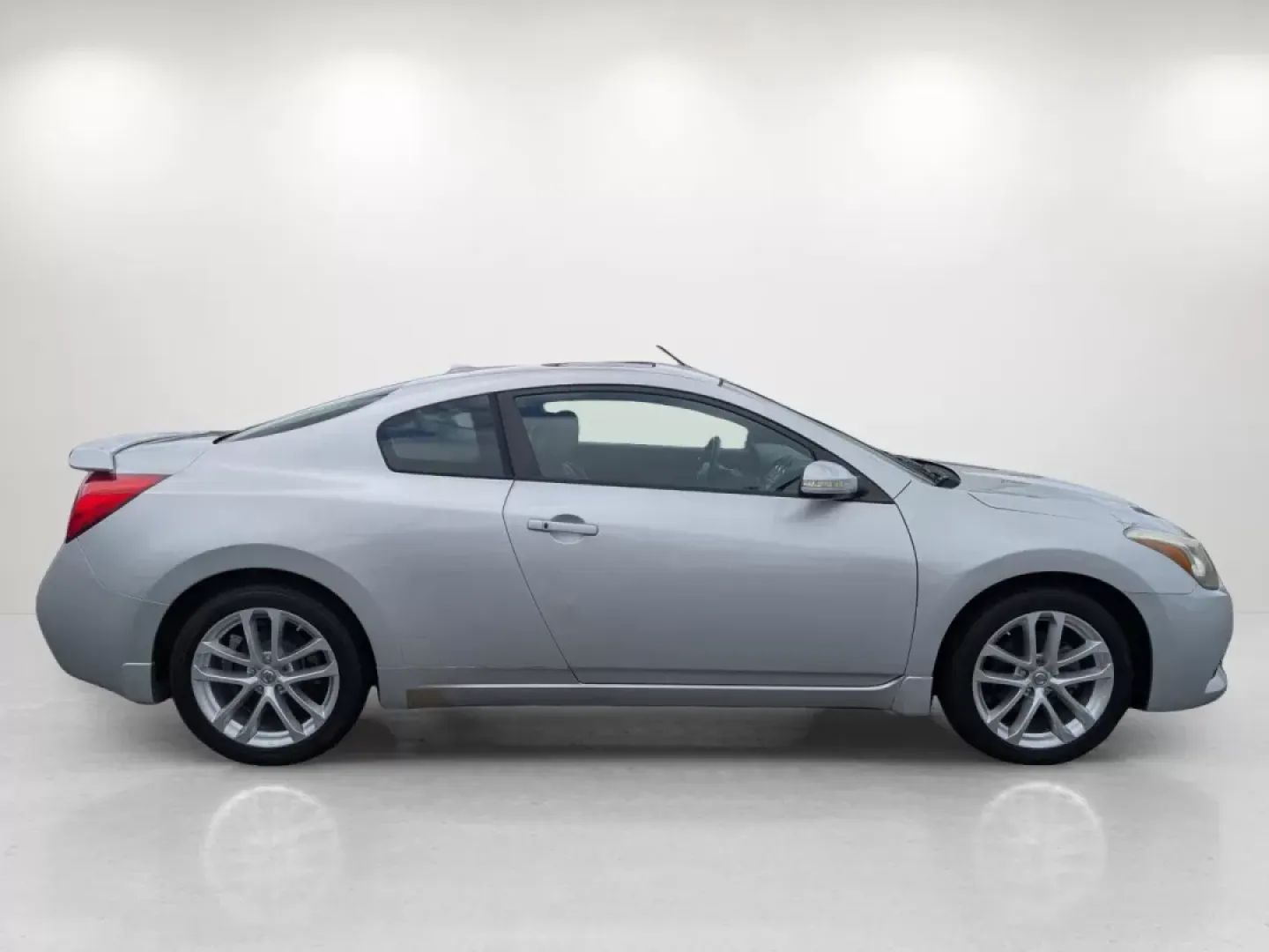 2012 /Red Nissan Altima 3.5 SR (1N4BL2EP0CC) with an Other engine, located at 1430 Gateway Drive, Opelika, AL, 36801, (334) 239-0944, 32.637871, -85.409790 - **Unleash Your Everyday Adventure with the 2012 Nissan Altima 3.5 SR at Gils Auto in Phenix City!**<br /> <br /> Are you on the lookout for a stylish yet practical vehicle that complements your dynamic lifestyle? Look no further than the 2012 Nissan Altima 3.5 SR, now available at Gils Auto, your go - Photo#3