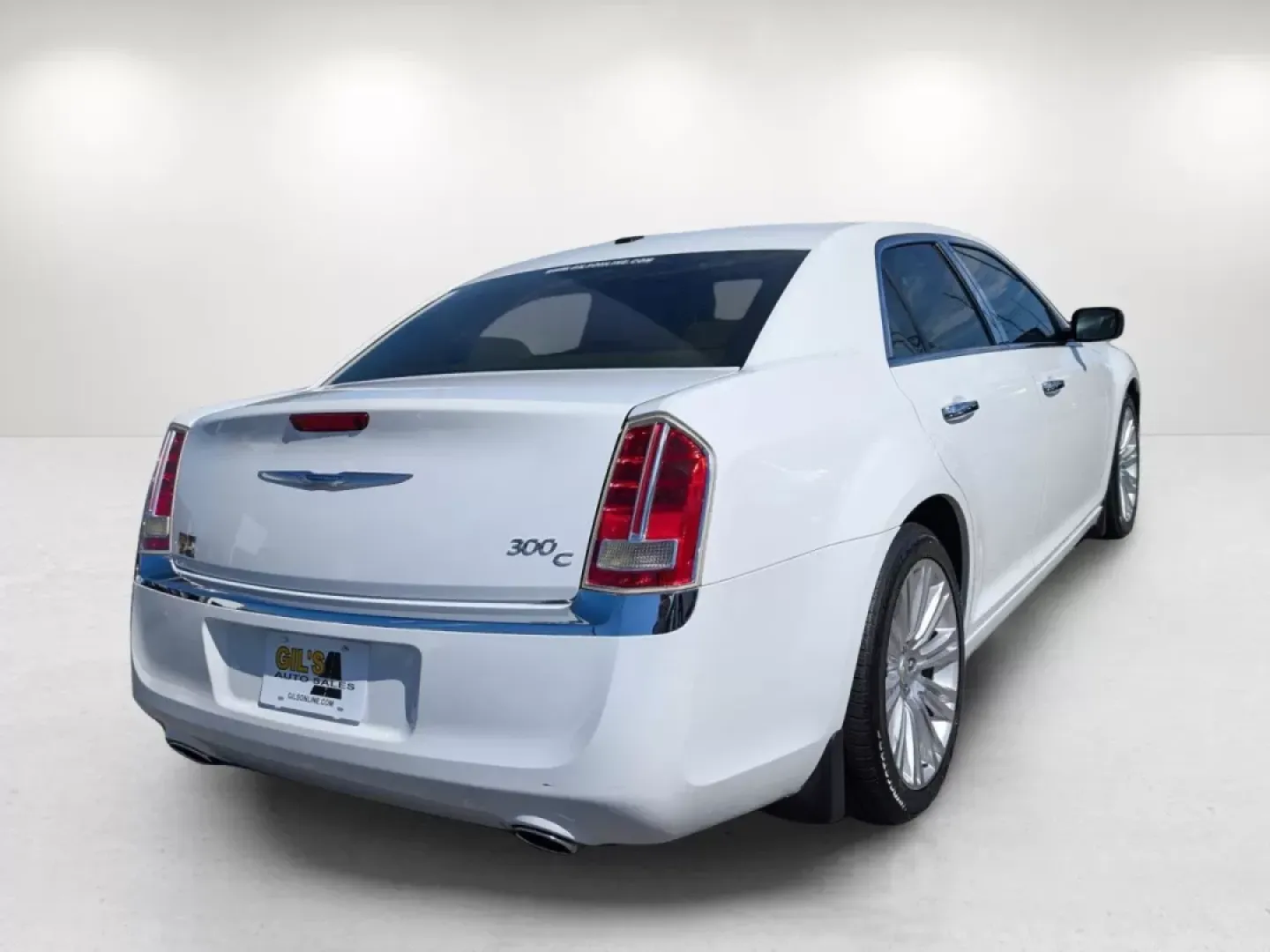 2013 /Dark Frost Beige/Light Frost Beige Chrysler 300 300C (2C3CCAET5DH) with an Other engine, located at 804 22nd Ave, Phenix City, AL, 36870, (334) 297-1860, 32.484749, -85.024475 - **Experience Luxury on a Budget: 2013 Chrysler 300C at Gils Auto Phenix City, AL**<br /> <br /> Are you searching for a reliable and stylish vehicle that can elevate your daily commute while accommodating your family's needs? Look no further than the stunning 2013 Chrysler 300C available at Gils Au - Photo#5