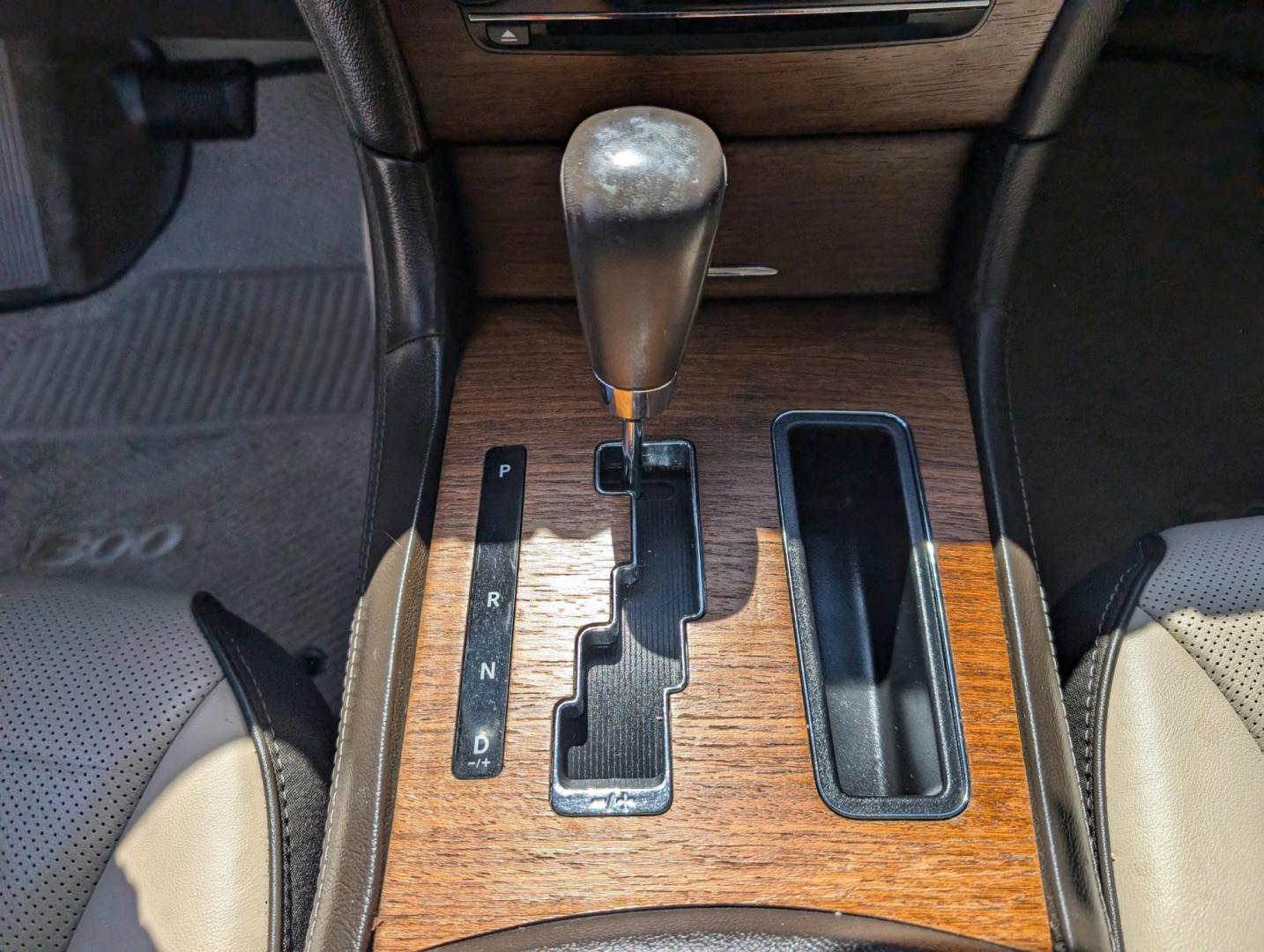 2013 /Dark Frost Beige/Light Frost Beige Chrysler 300 Luxury Series (2C3CCAPT7DH) with an Gas V8 5.7L/345 engine, 5-Speed Automatic transmission, located at 521 Old Farm Lane Rd, Prattville, AL, 36066, (334) 325-1505, 32.482460, -86.416367 - 2013 Chrysler 300 Luxury Series - Photo#13