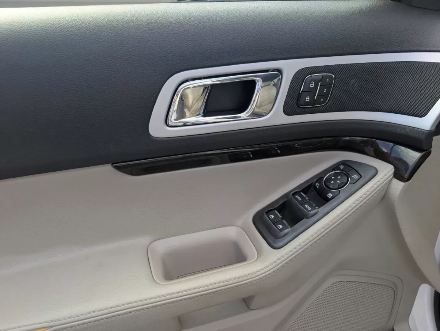 2013 Ford Explorer Limited (1FM5K7F8XDG) with an Other engine, located at 1430 Gateway Drive, Opelika, AL, 36801, (334) 239-0944, 32.637871, -85.409790 - **Discover Your Next Adventure with the 2013 Ford Explorer Limited at Gils Auto**<br /> <br /> Are you ready to elevate your family adventures or tackle your daily commute with confidence? Look no further than this stunning 2013 Ford Explorer Limited, perfectly equipped for those who seek both comfo - Photo#8