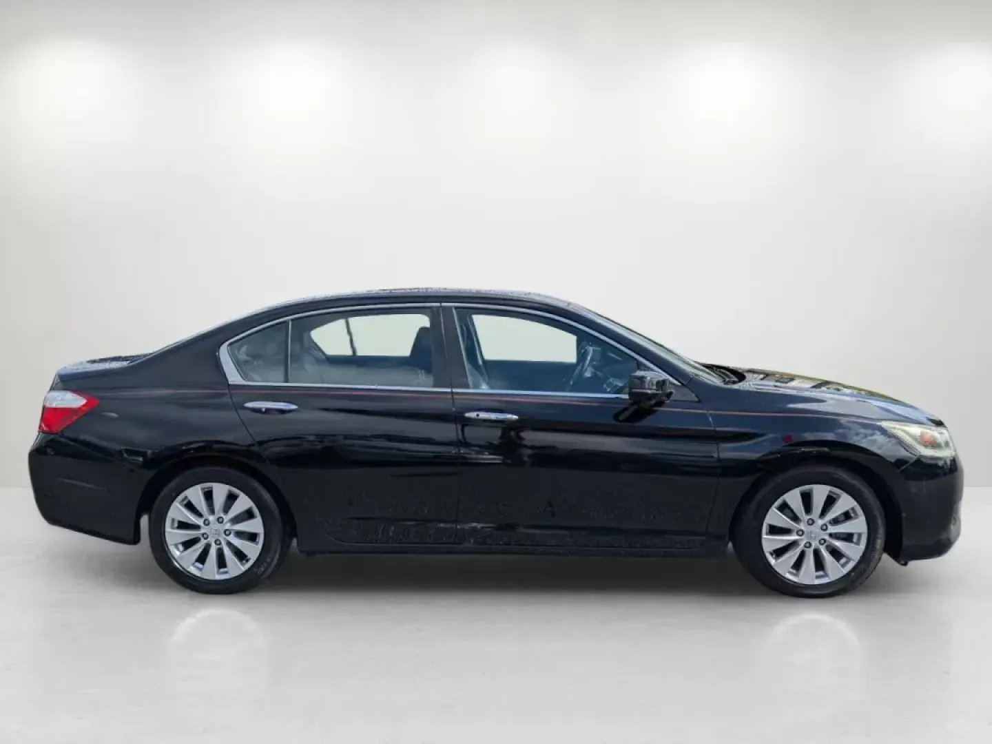 2013 Honda Accord Sdn EX-L (1HGCR2F89DA) with an Gas I4 2.4L/144 engine, 1-Speed Continuously Variable Ratio transmission, located at 3959 U.S. 80 W, Phenix City, AL, 36870, (334) 297-4885, 32.469296, -85.135185 - **Experience Unmatched Comfort and Style with the 2013 Honda Accord EX-L at Gils Auto - Phenix City!**<br /> <br /> Are you searching for the ideal vehicle that seamlessly blends comfort, style, and reliability? Look no further! The 2013 Honda Accord EX-L is here, perfect for anyone looking to enhan - Photo#4