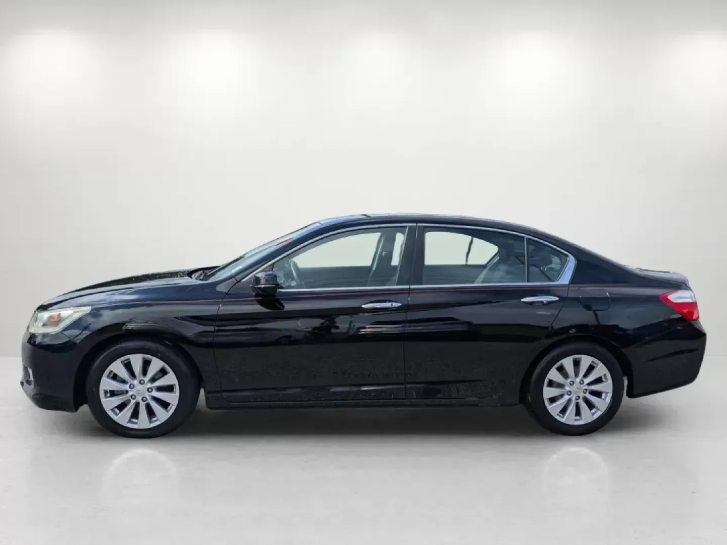 2013 Honda Accord Sdn EX-L (1HGCR2F89DA) with an Gas I4 2.4L/144 engine, 1-Speed Continuously Variable Ratio transmission, located at 3959 U.S. 80 W, Phenix City, AL, 36870, (334) 297-4885, 32.469296, -85.135185 - **Experience Unmatched Comfort and Style with the 2013 Honda Accord EX-L at Gils Auto - Phenix City!**<br /> <br /> Are you searching for the ideal vehicle that seamlessly blends comfort, style, and reliability? Look no further! The 2013 Honda Accord EX-L is here, perfect for anyone looking to enhan - Photo#8
