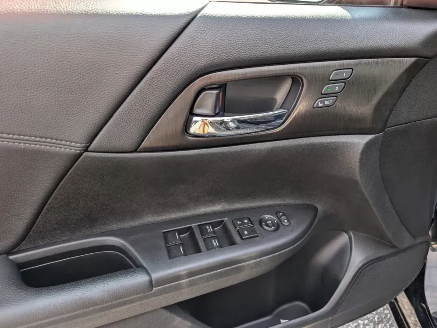 2013 Honda Accord Sdn EX-L (1HGCR2F89DA) with an Gas I4 2.4L/144 engine, 1-Speed Continuously Variable Ratio transmission, located at 3959 U.S. 80 W, Phenix City, AL, 36870, (334) 297-4885, 32.469296, -85.135185 - **Experience Unmatched Comfort and Style with the 2013 Honda Accord EX-L at Gils Auto - Phenix City!**<br /> <br /> Are you searching for the ideal vehicle that seamlessly blends comfort, style, and reliability? Look no further! The 2013 Honda Accord EX-L is here, perfect for anyone looking to enhan - Photo#9